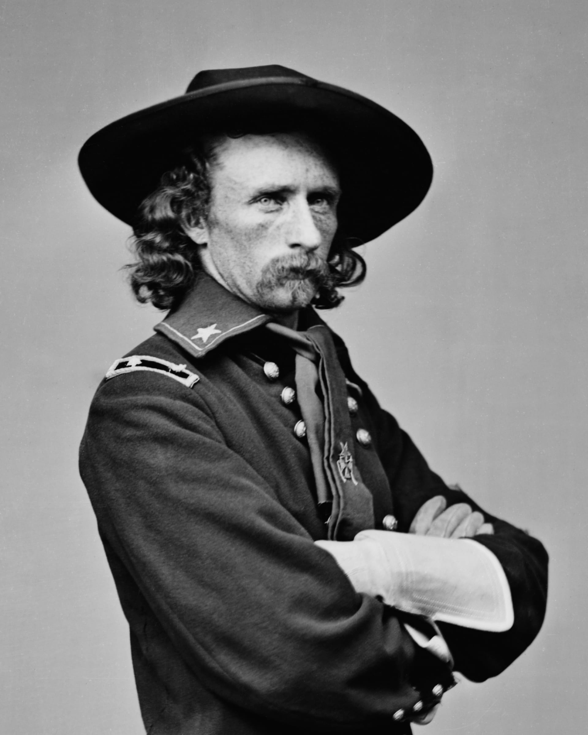 Generál Custer v polní uniformě na snímku z roku 1865