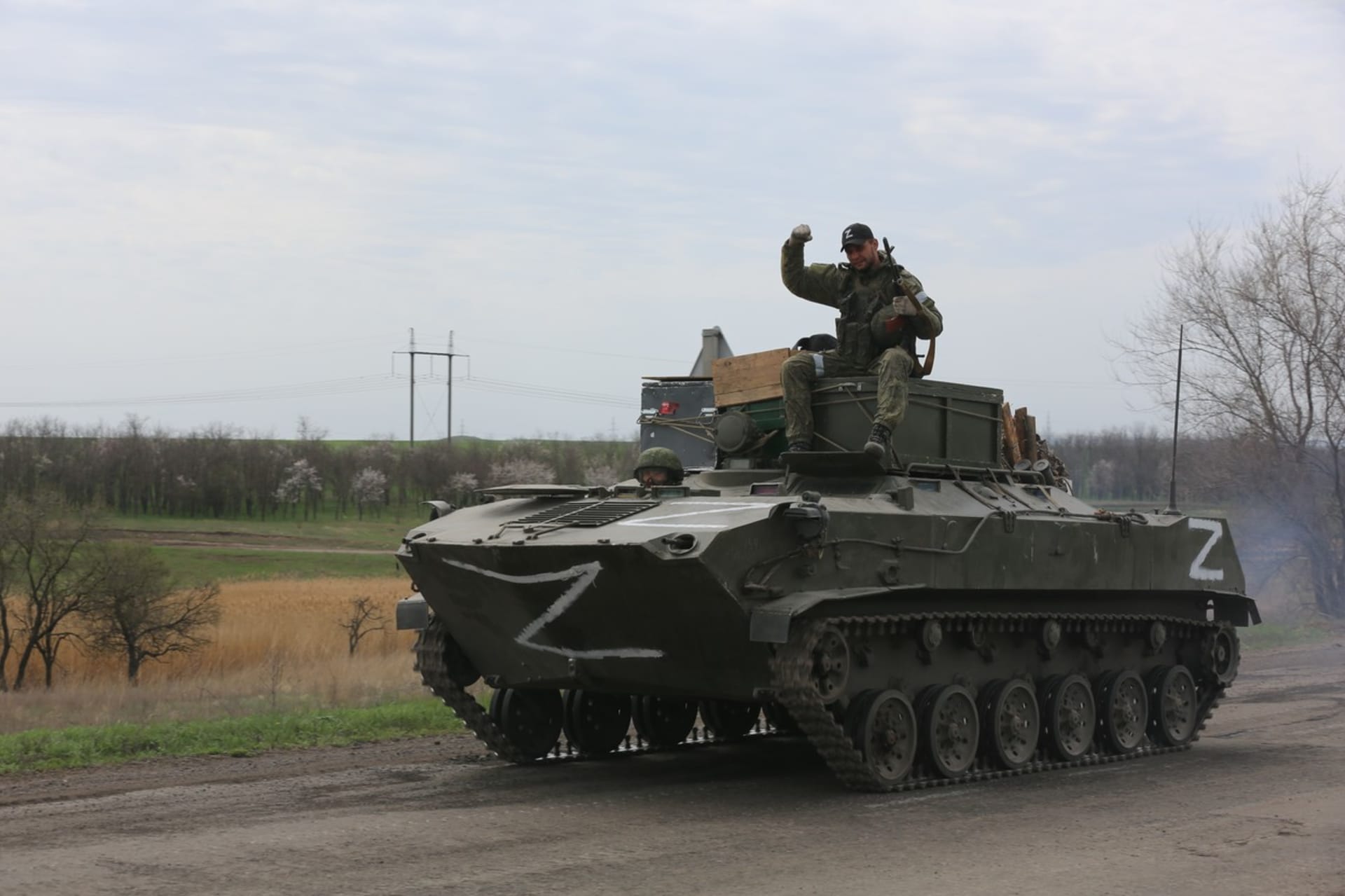 Tank sil samozvane Donecke lidove republiky v oblasti Mariupolu (18. 4. 2022)