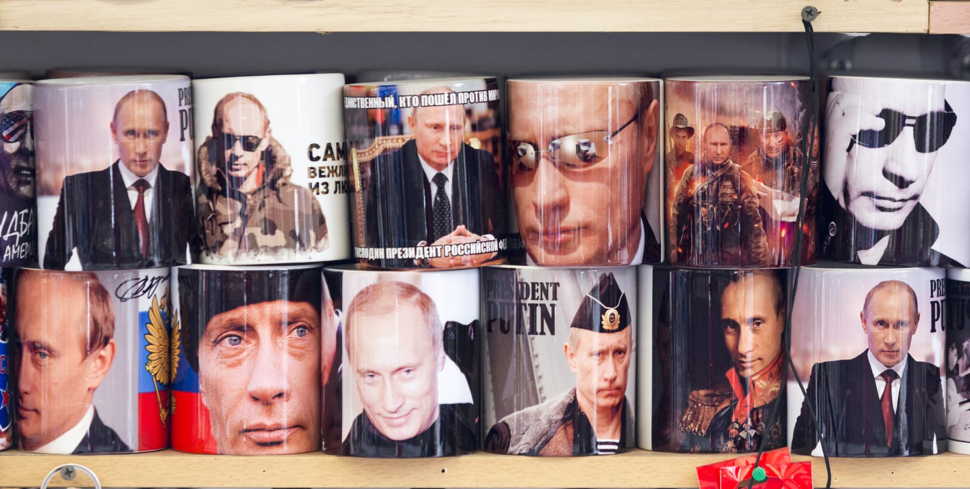 Vladimír Putin v obrazech na hrnečcích
