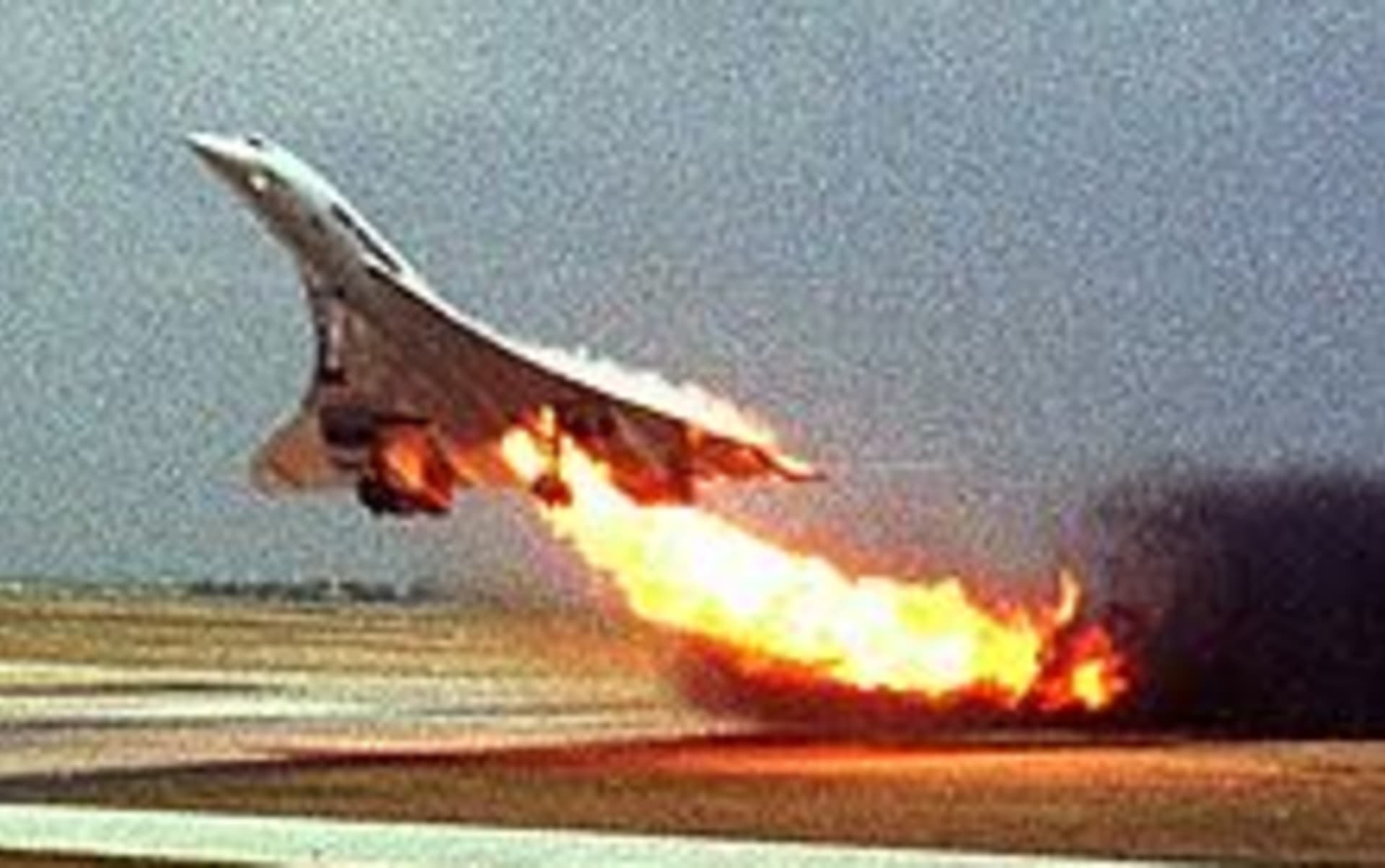 Hořící Concorde společnosti Air France startuje z pařížského letiště. O několik minut později se zřítil k zemi.