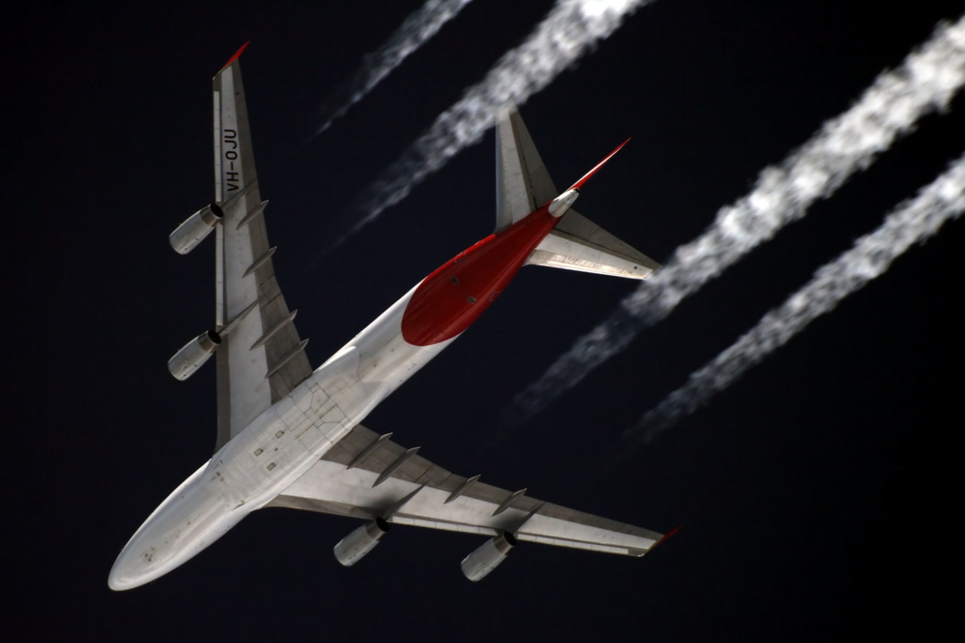 Boeing 747-400 aerolinek Qantas zanechává kondenzační stopy při přeletu Moskvy ve výšce 11 kilometrů.