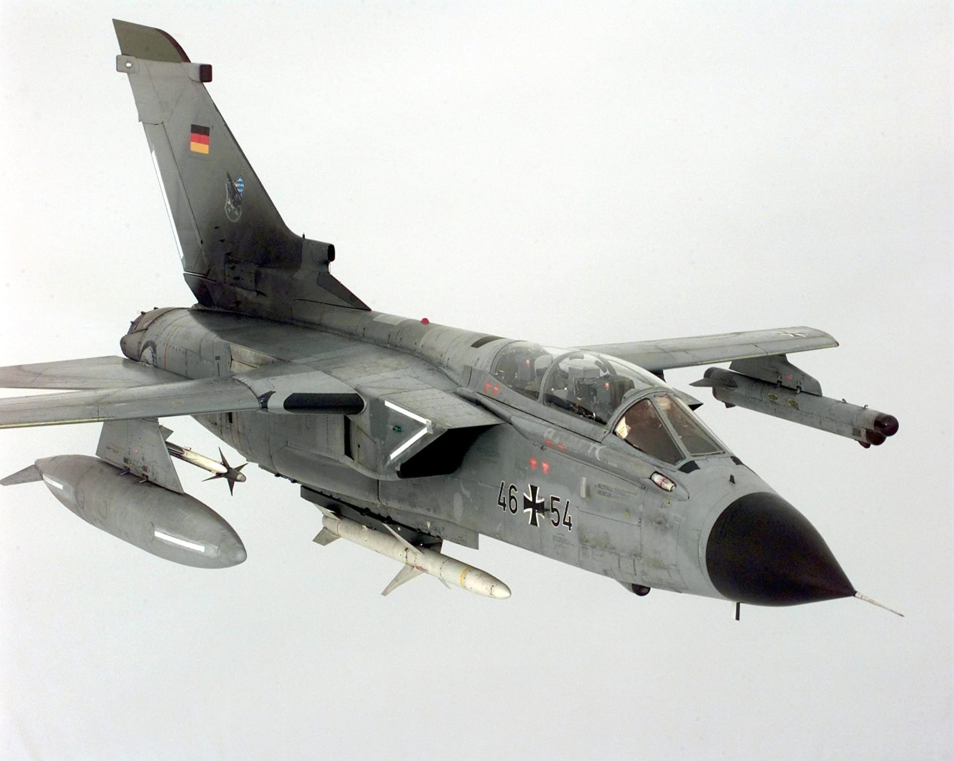 Tornado se střelami AGM-88 (ty větší pod trupem) a střelami vzduch-vzduch AIM-9