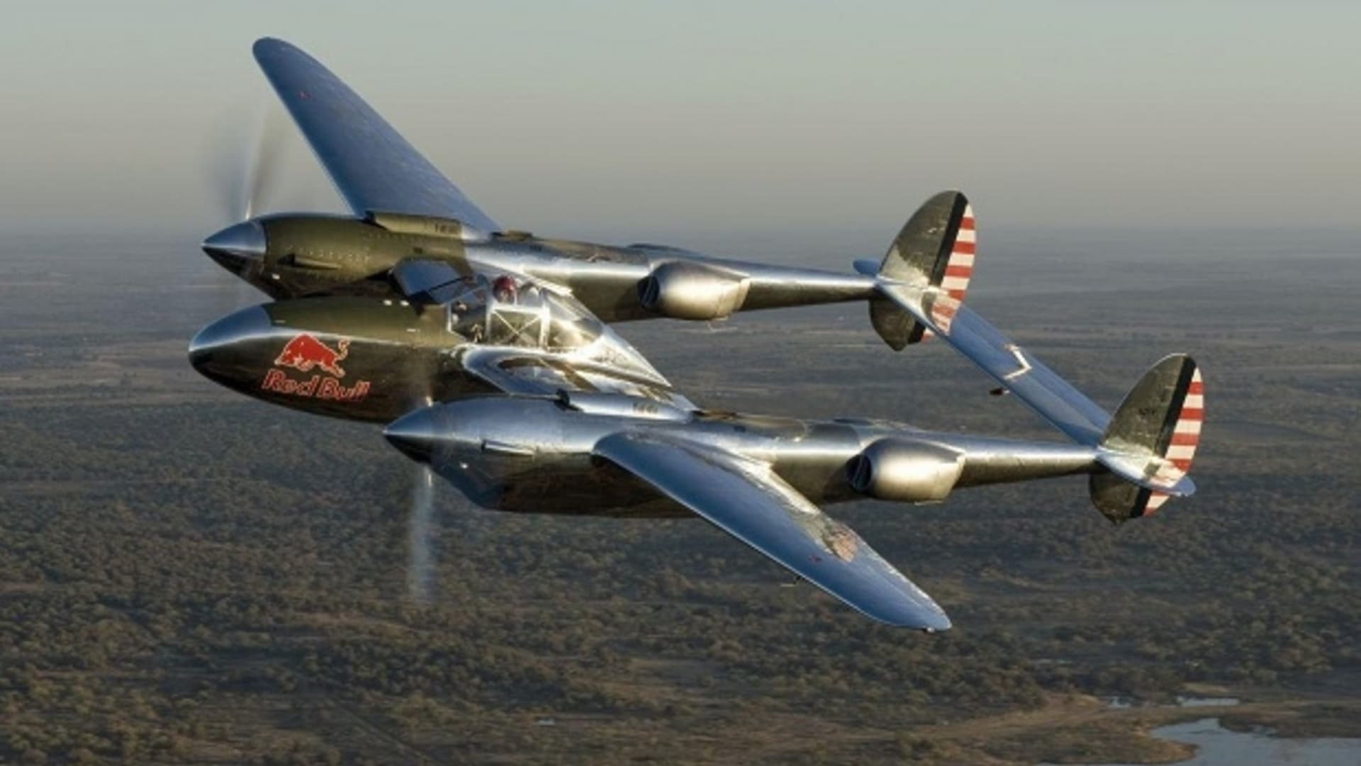 Lockheed P-38L ze sbírky The Flying Bulls v Salzbugu, který vystoupí na 23. Aviatické pouti