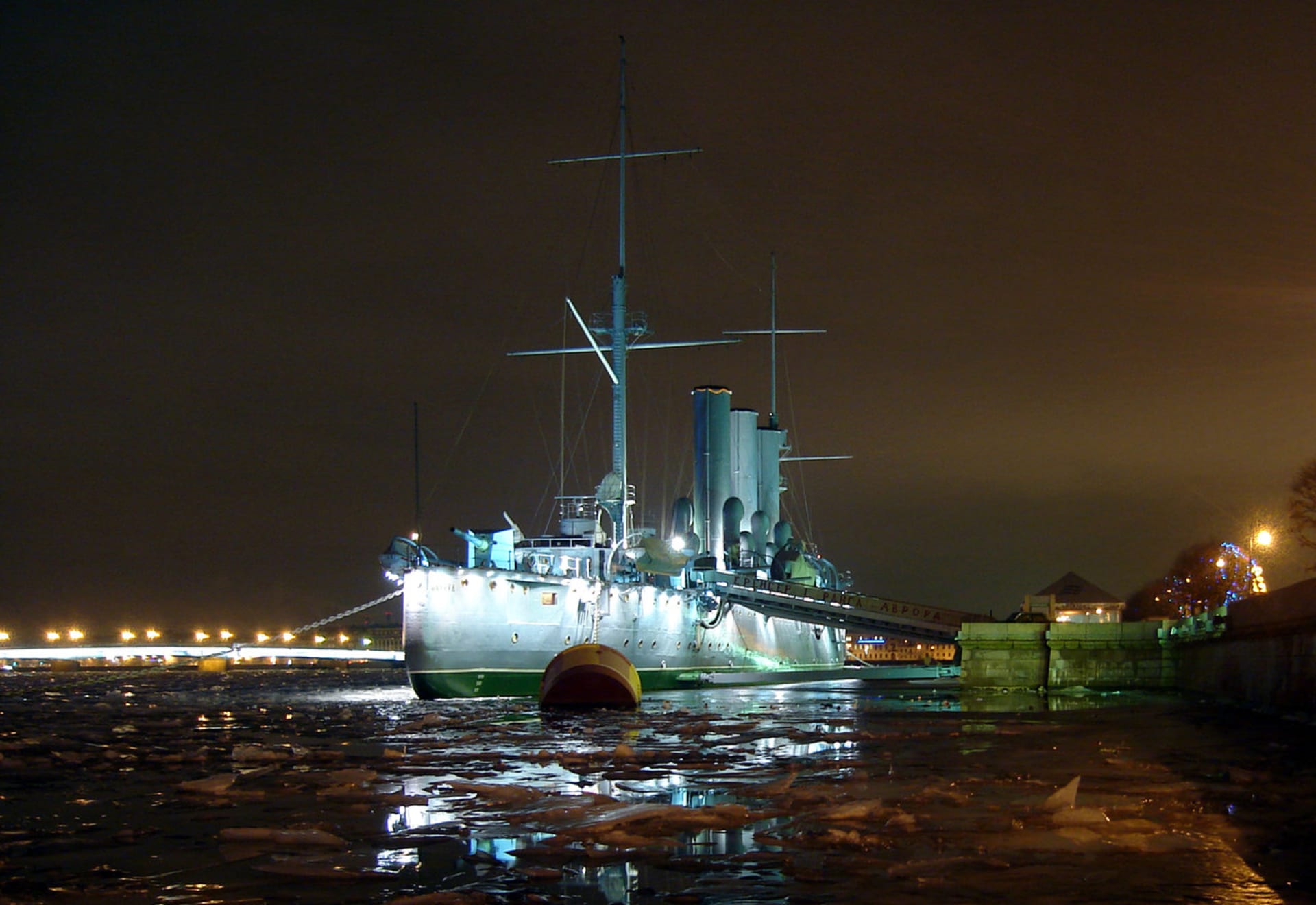 Aurora byla spuštěna na vodu v květnu 1900 a o pět let později jako jedna z mála lodí vyvázla z bitvy u Cušimy. V palubní výstroji křižníku jsou dodnes elektrická měřidla firmy Erich Roučka, dnes Metra Blansko