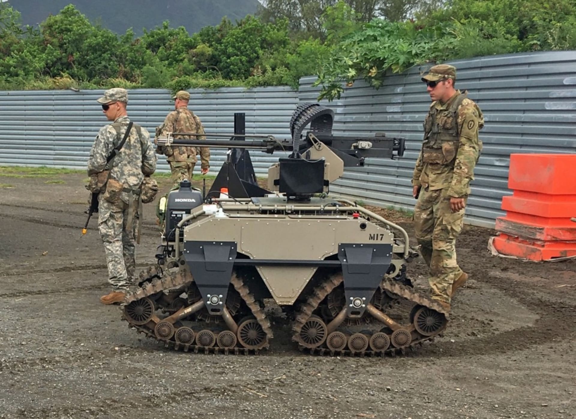 MUTT - nový pomocník US Army - s těžkým kulometem a obsluhou