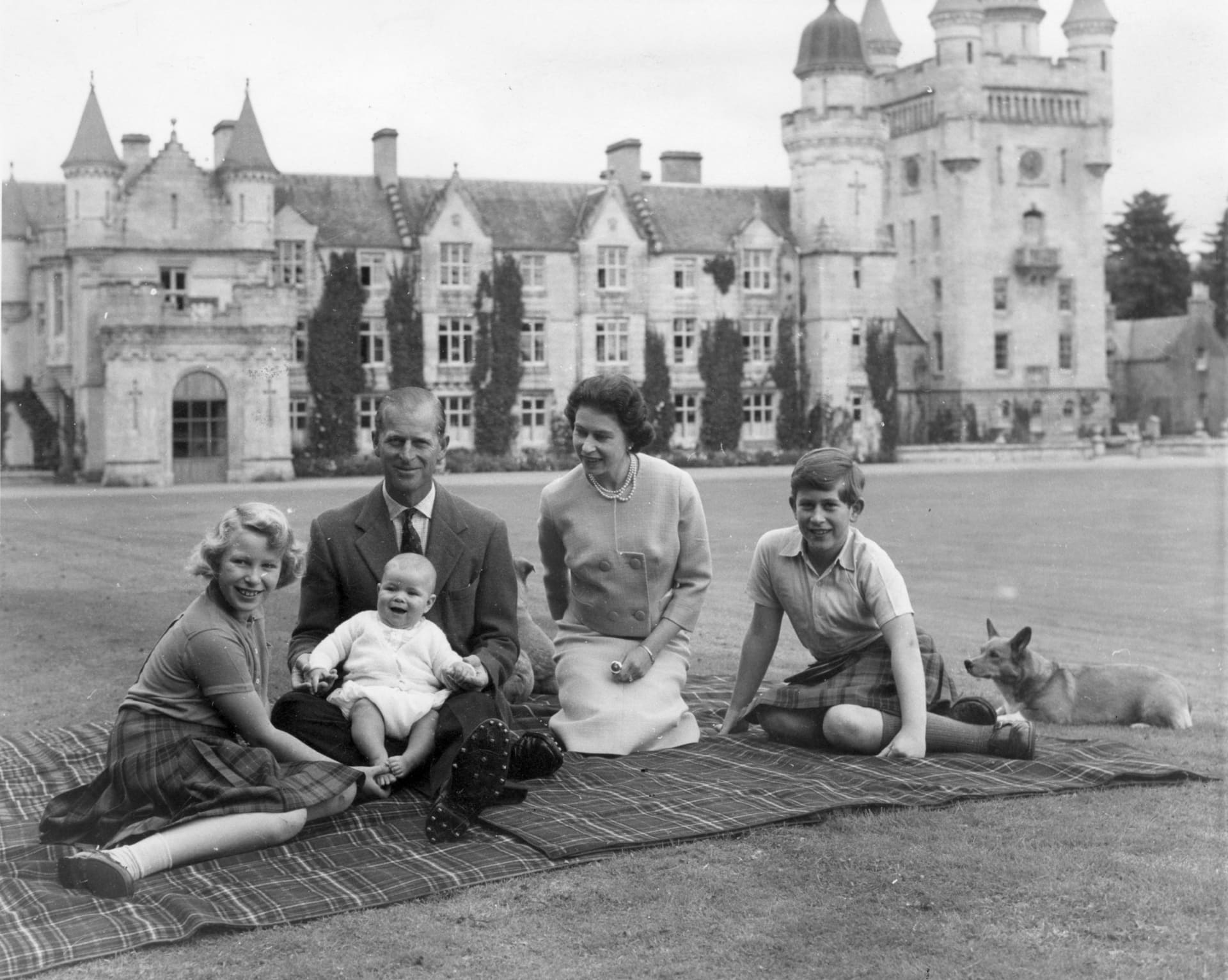 Princ Philip a Alžběta II. při pikniku na zámku Balmoral (1960). Zleva doprava dcera Anna a synové Andrew a Charles
