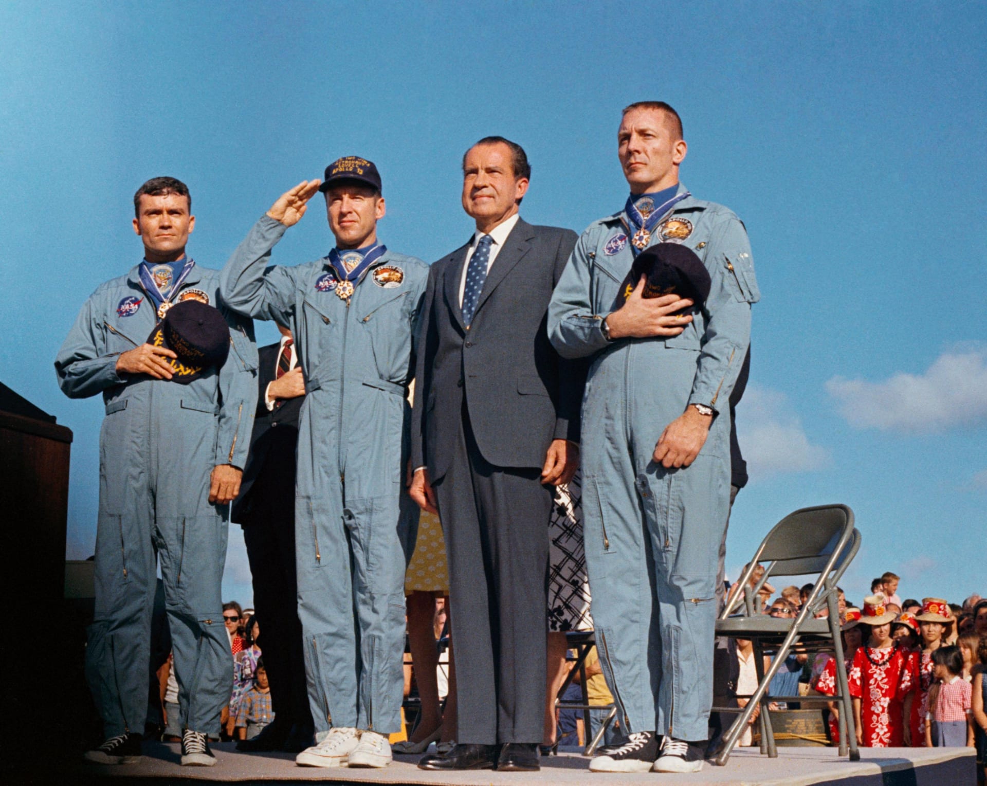 John Swigert (zcela vpravo) převzal spolu se svými kolegy z mise Apollo 13 vyznamenání od prezidenta Nixona