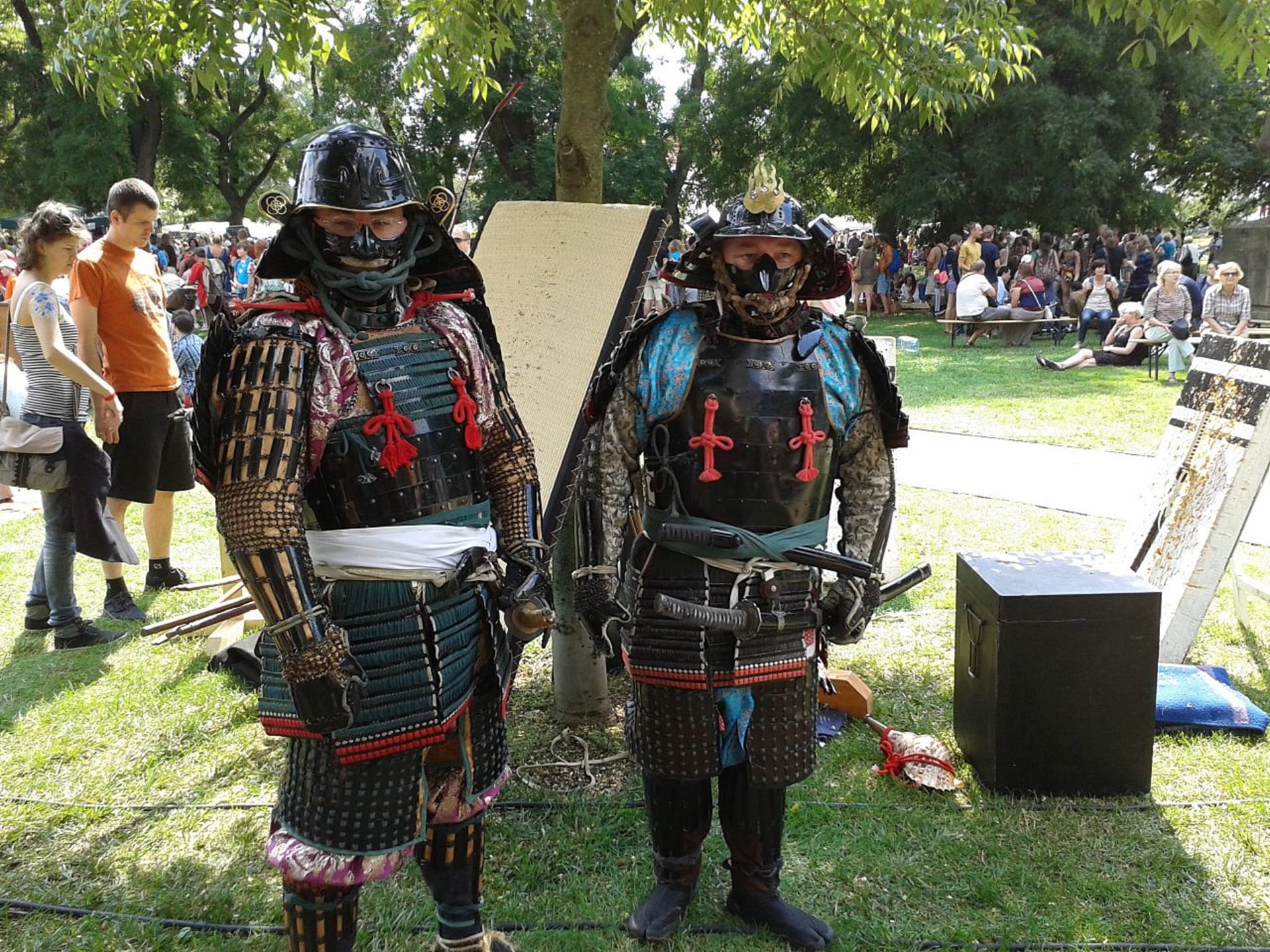 Samurajové v replikách historické zbroje