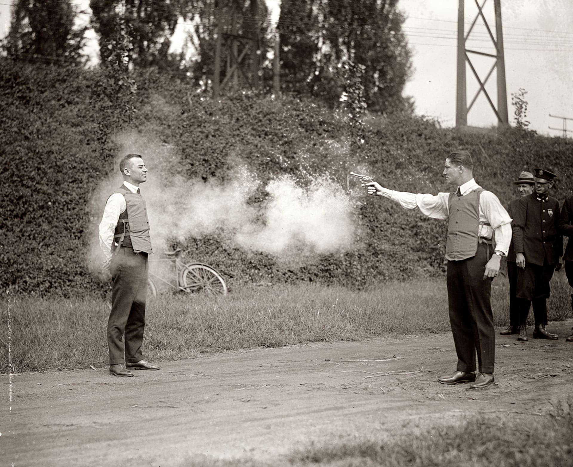 Test neprůstřelné vesty v roce 1923 - před vynálezem kevlaru