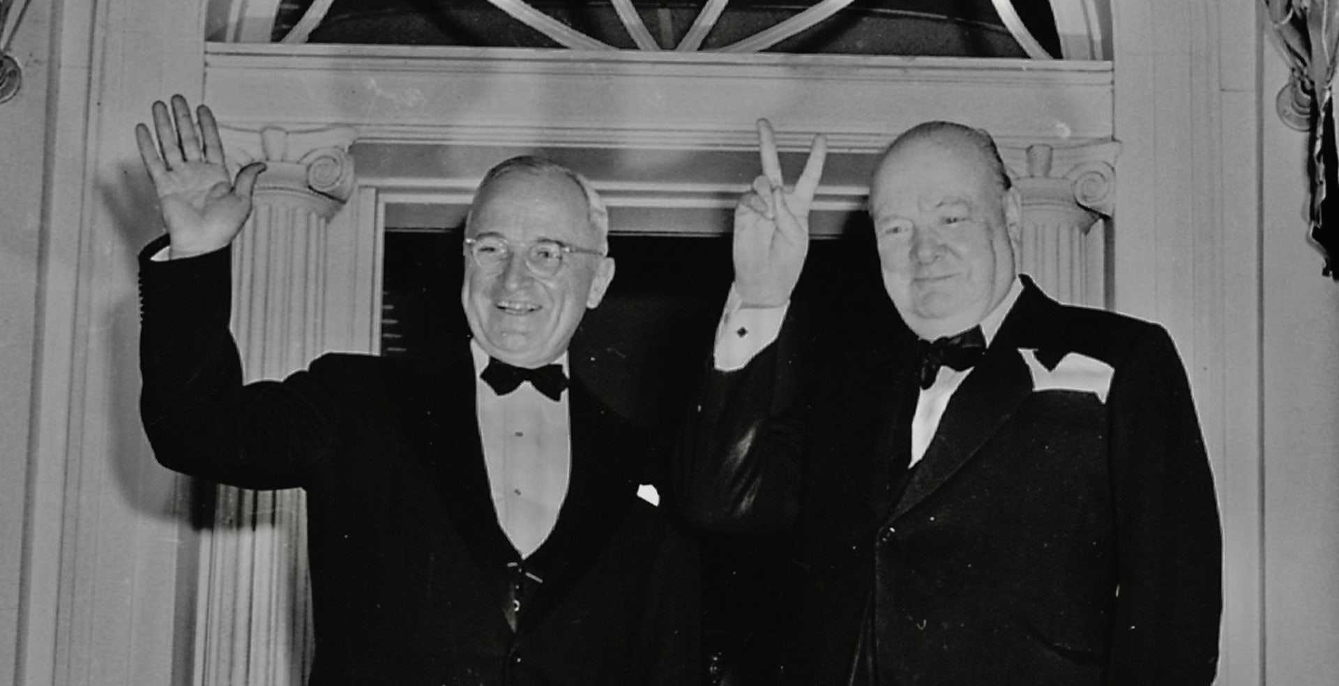 Winston Churchill a jeho slavné gesto symbolizující vítězství, zde navíc s americkým prezidentem Harry Trumanem.