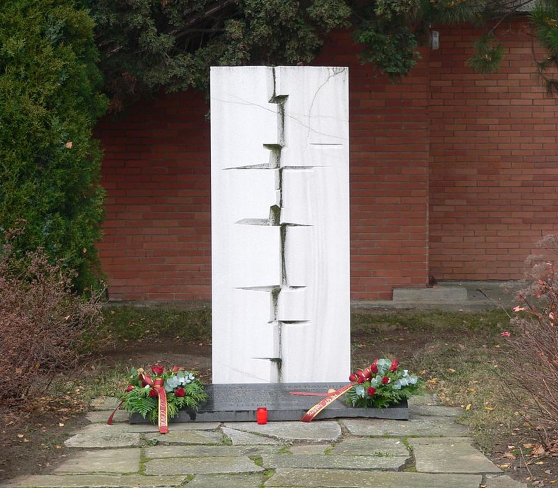 Pomník obětem havárie postavený v areálu podniku MESIT v roce 1991 uvádí jména všech 18 obětí