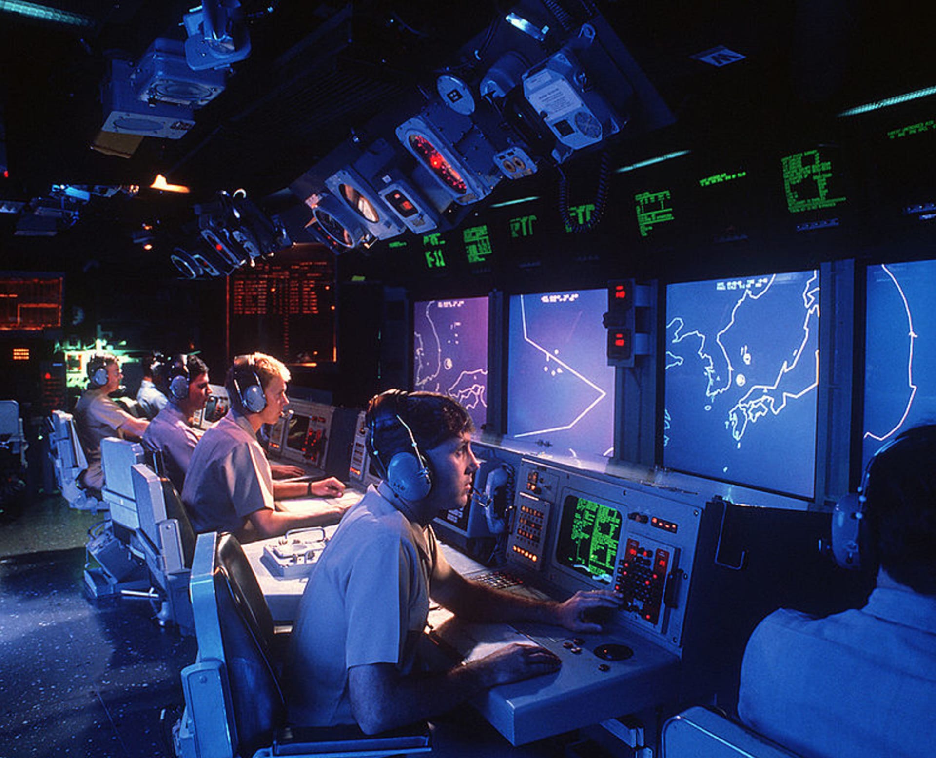 Obrazovky systému Aegis na křižníku USS Vincennes