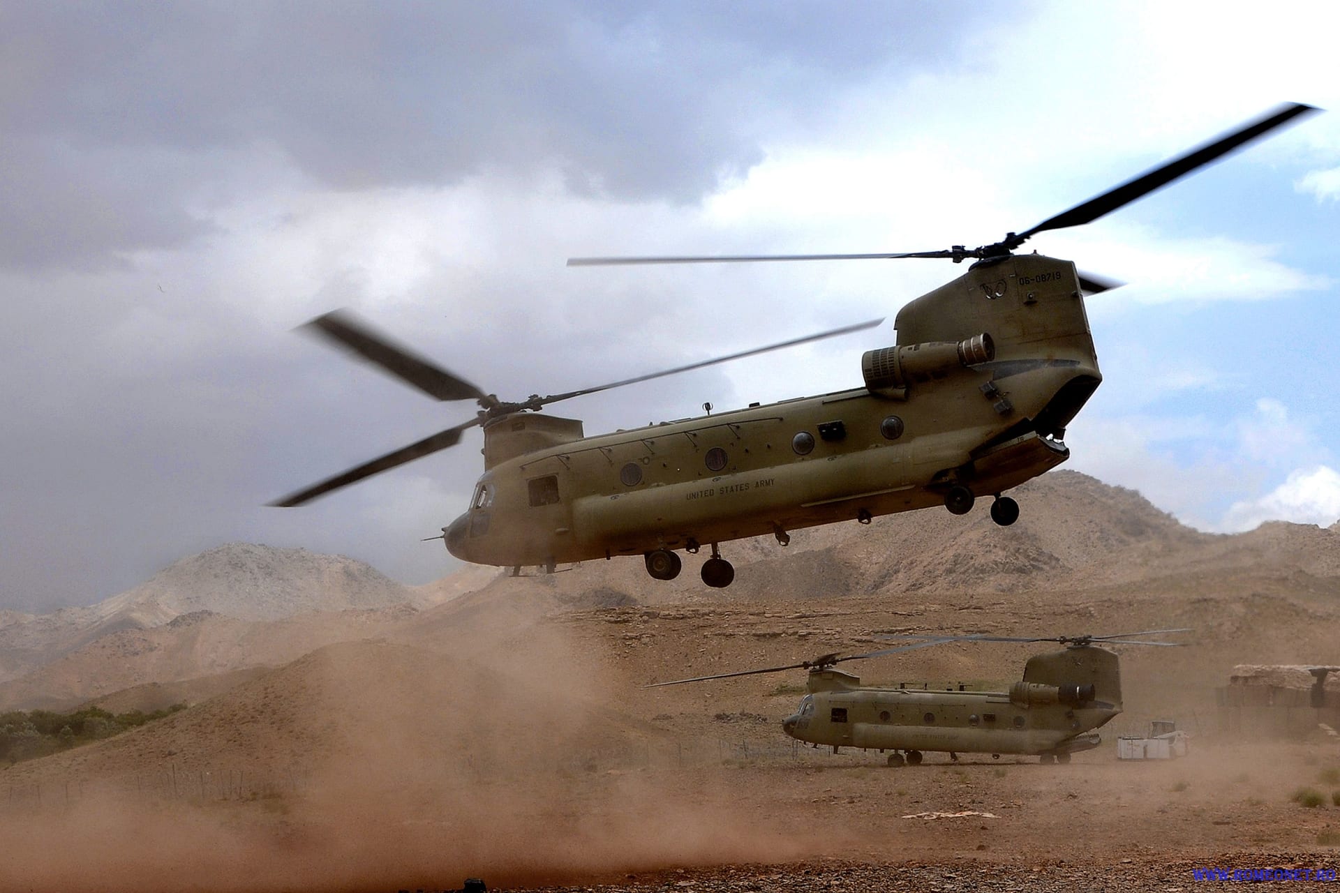 Vrtulníky CH-47 Chinook v afghánské provincii Zábul