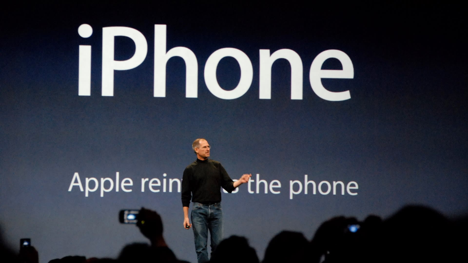 Steve Jobs představuje v lednu 2007 první iPhone.