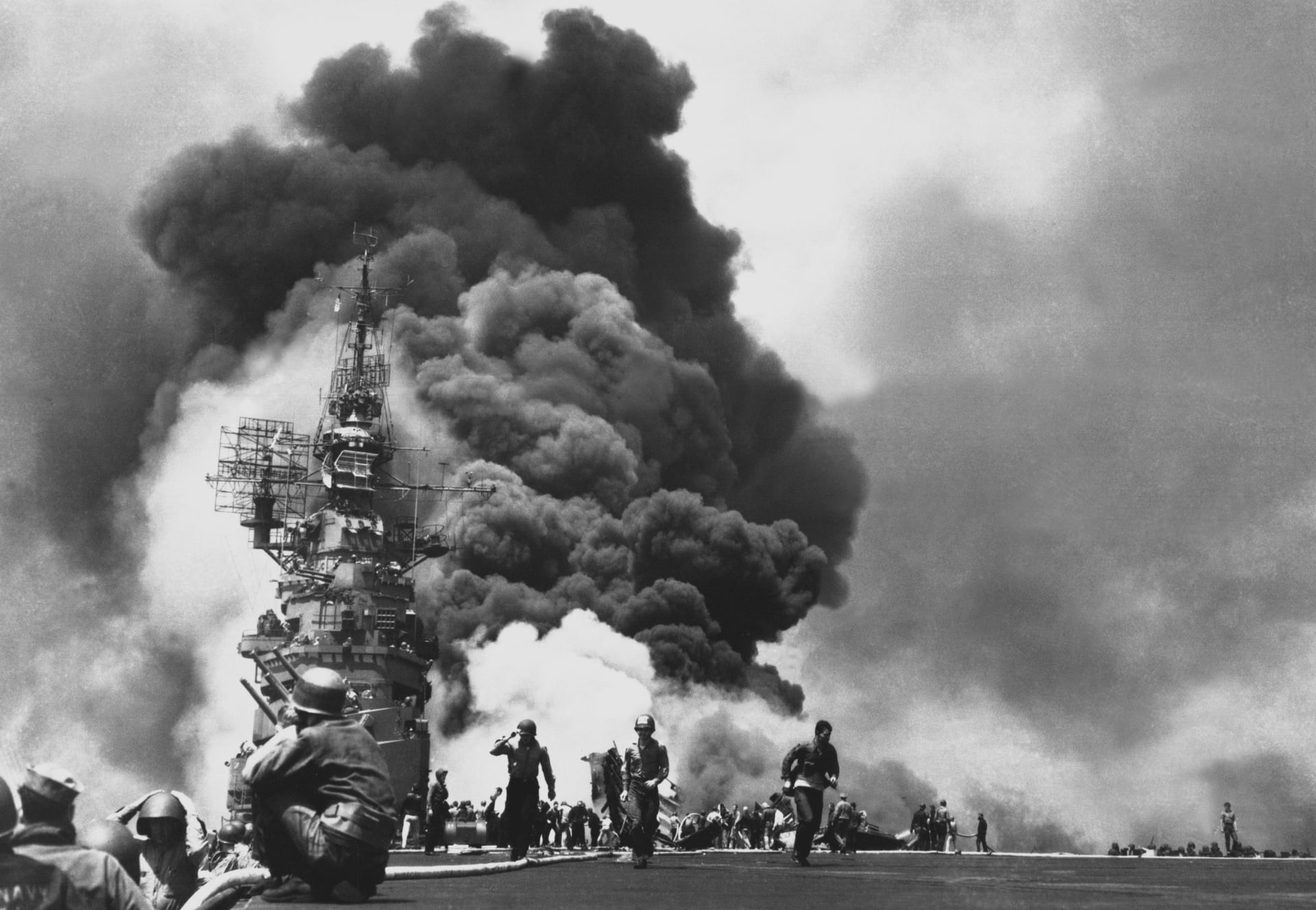 Letadlová loď USS Bunker Hill hoří po zásahu dvou letounů kamikadze u Okinawy