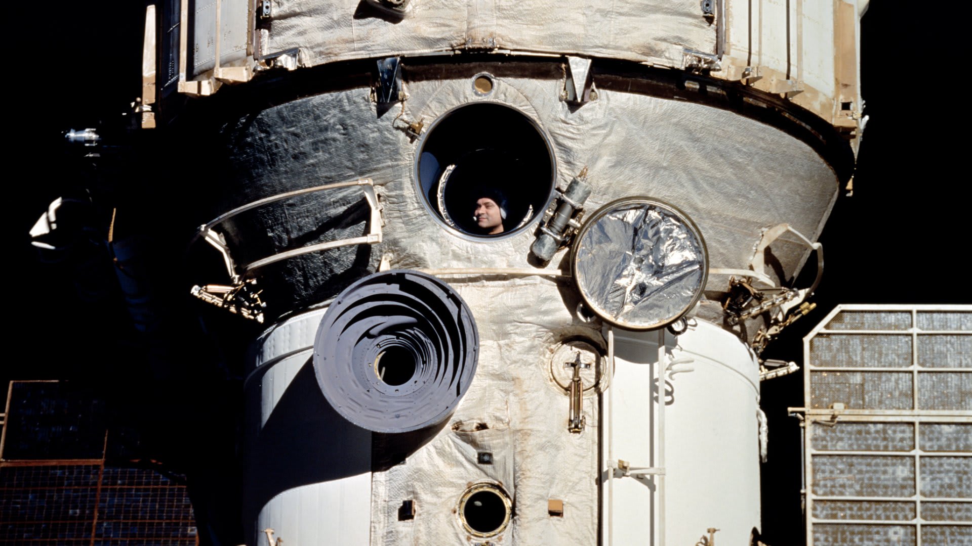 Valerij Poljakov na vesmírné stanici Mir