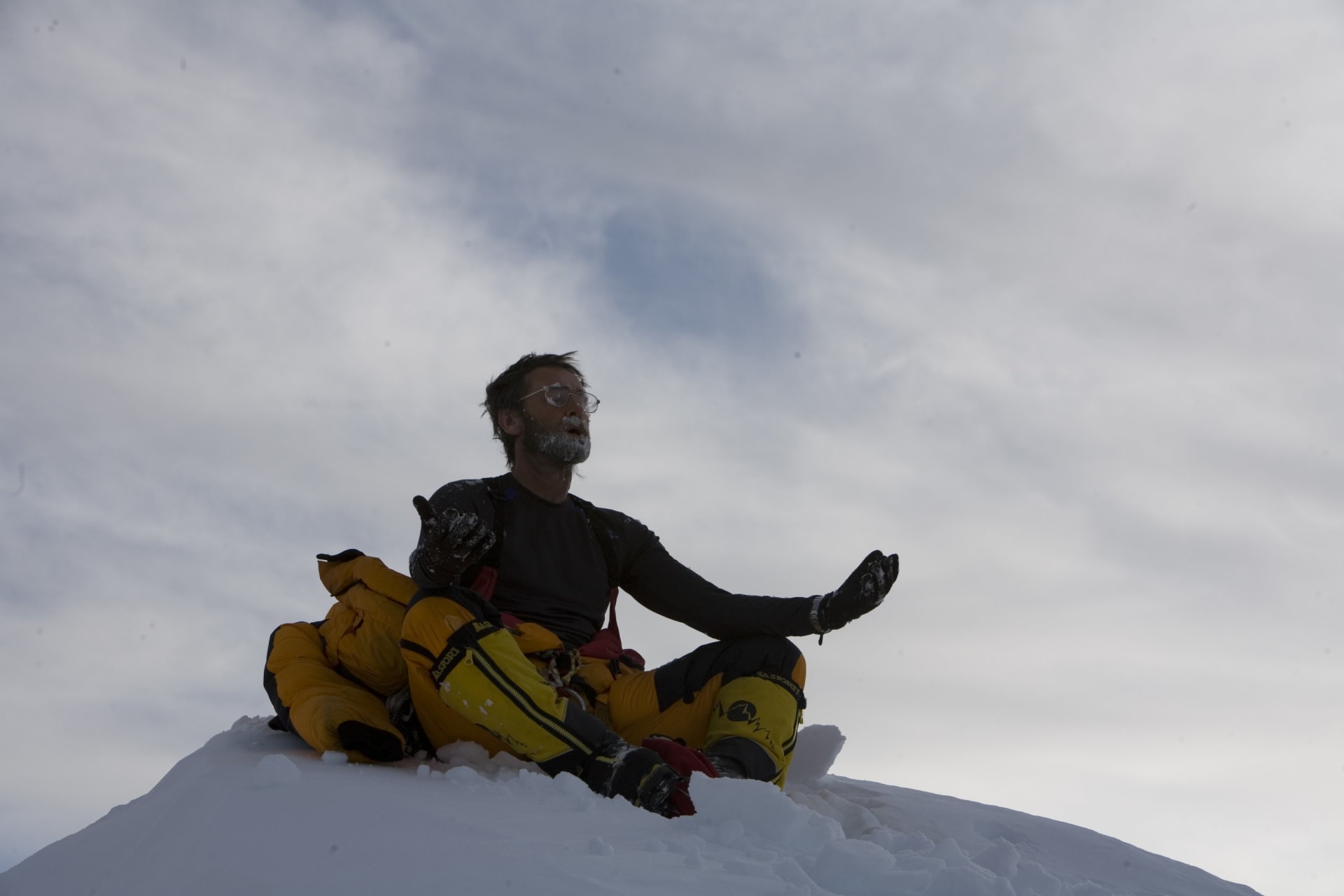 Lincoln Hall strávil noc pod vrcholem Everestu bez kyslíku a stanu a přesto přežil