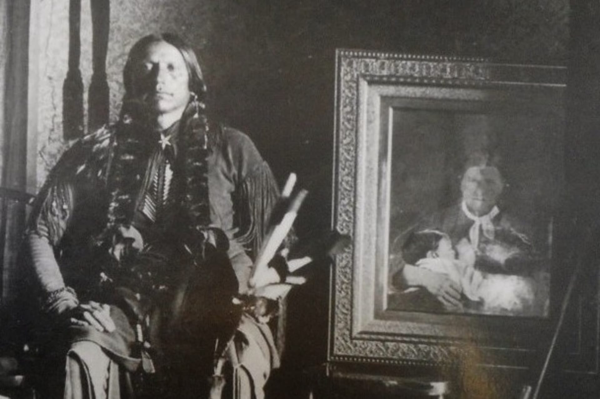 Na snímku přibližně z roku 1897 je Quanah Parker ve svém domě. Po levici má zarámovaný portrét své matky se sestrou, o který úzkostlivě pečoval.