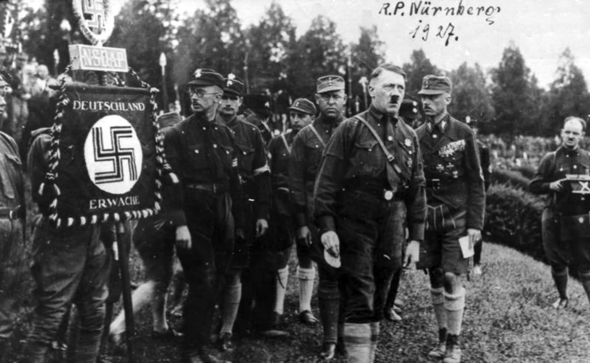 Nacisté v černých košilích v roce 1927. Zleva: Heinrich Himmler, Rudolf Hess, Gregor Strasser, Adolf Hitler, Franz von Salomon,