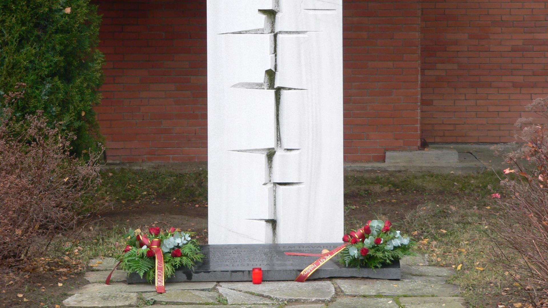 Pomník obětem havárie postavený v areálu podniku MESIT