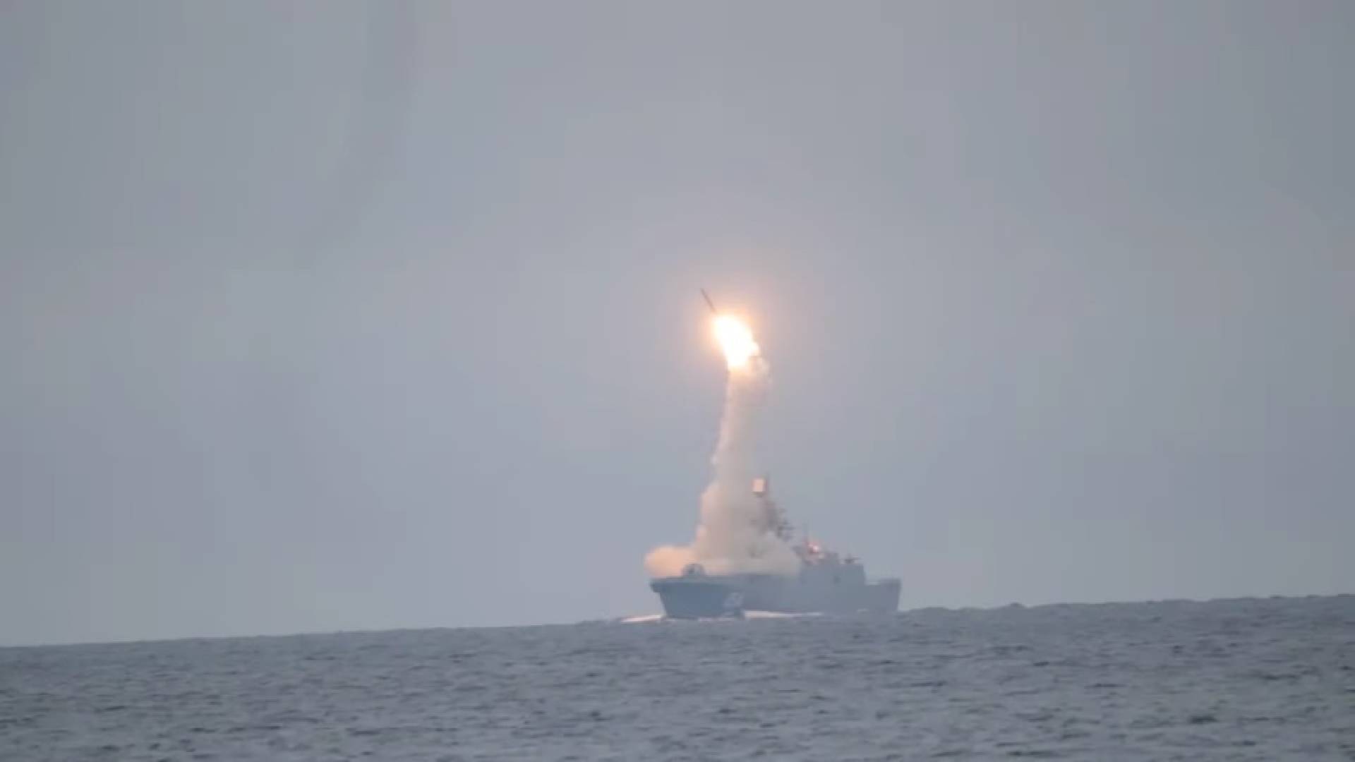 Protilodní raketa Zircon právě startuje z ruské fregaty Admirál Gorškov