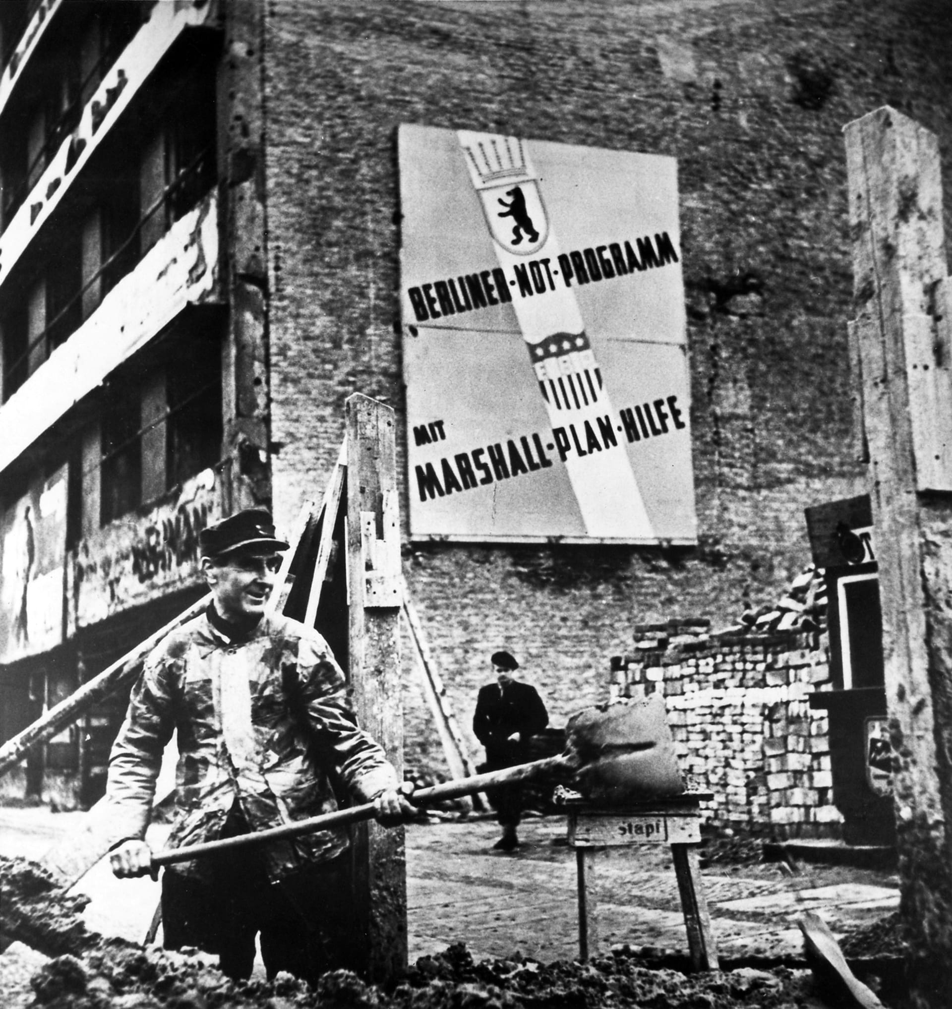 Západní Berlín 1949:  S Marshallovým plánem se to stavělo...