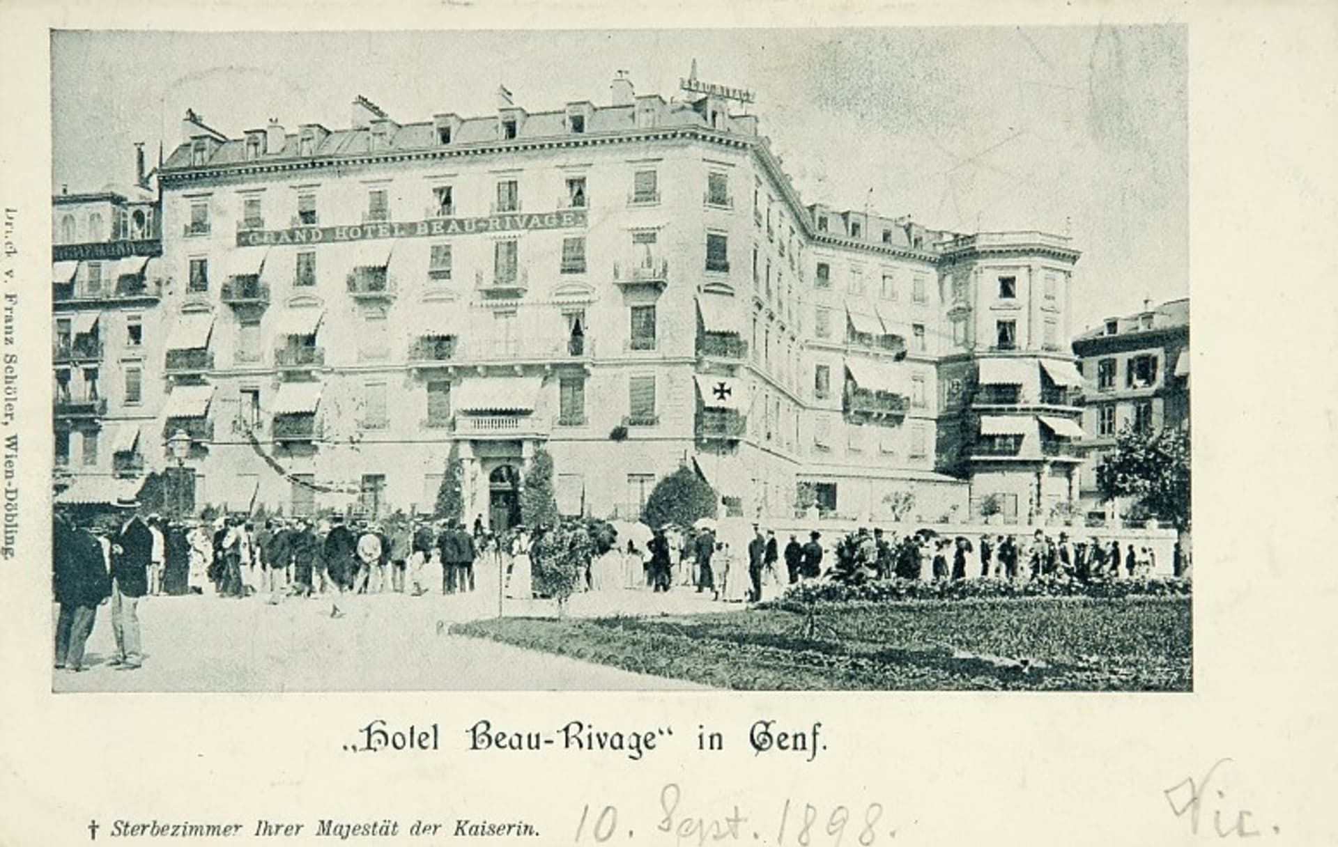 Pohlednice zachycuje shromáždění lidí před hotelem Beau-Rivage v Ženevě krátce po smrti Sissi