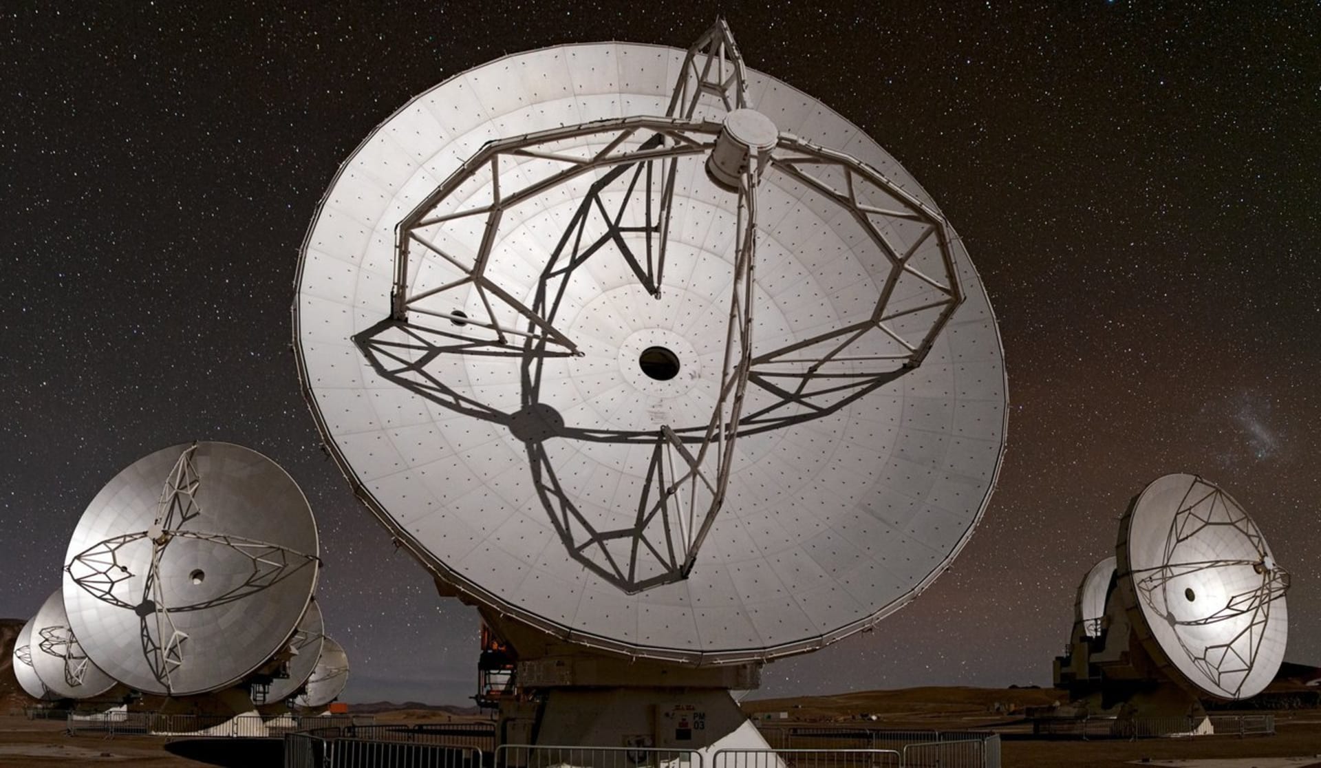 Observatoř ALMA tvoří celkem 66 radioteleskopů