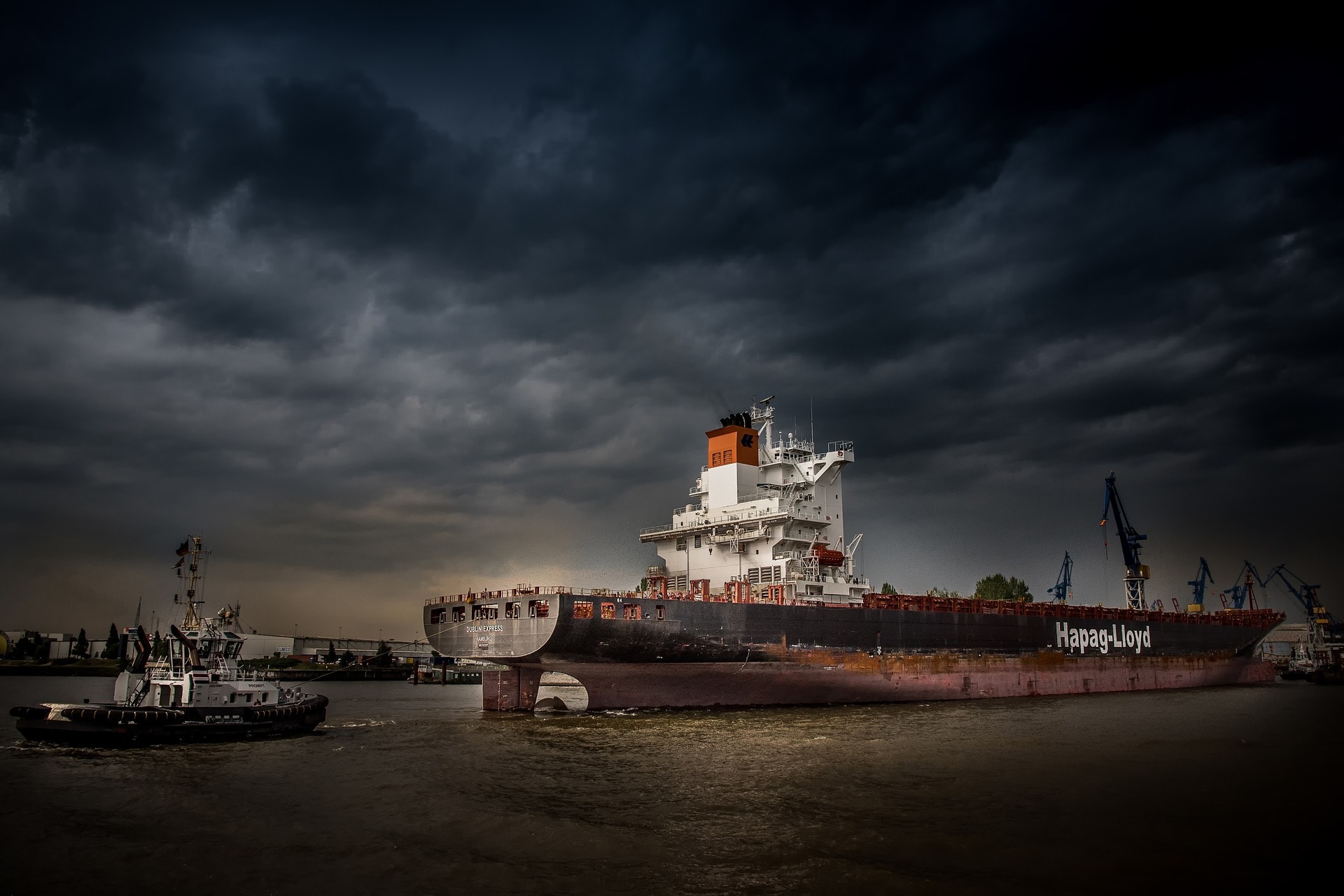Kontejnerová loď - je příčinou blesků?
