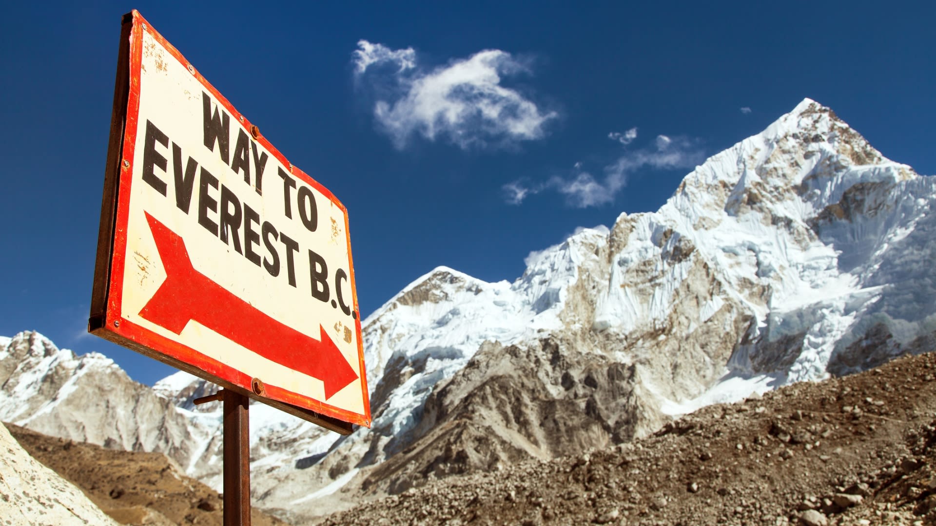 Na Mount Everest se letos chystá 300 horolezců