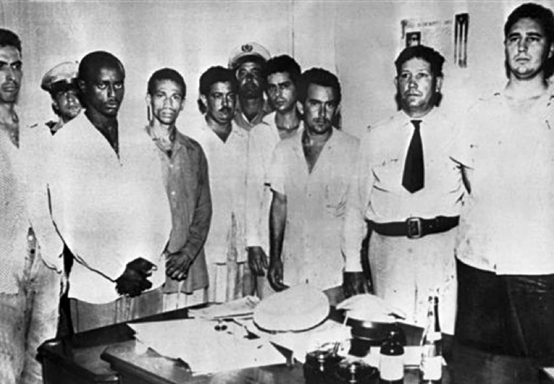 Zajatí rebelové, Castro vpravo