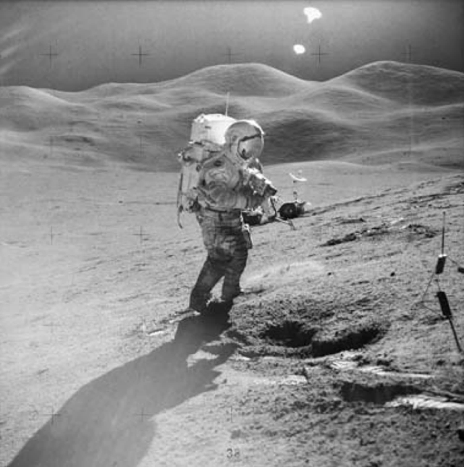 Podivná světla na obzoru "sledují" Davida Scotta z mise Apollo 15. Jenže nejde o UFO, ale odlesk čočky fotoaparátu