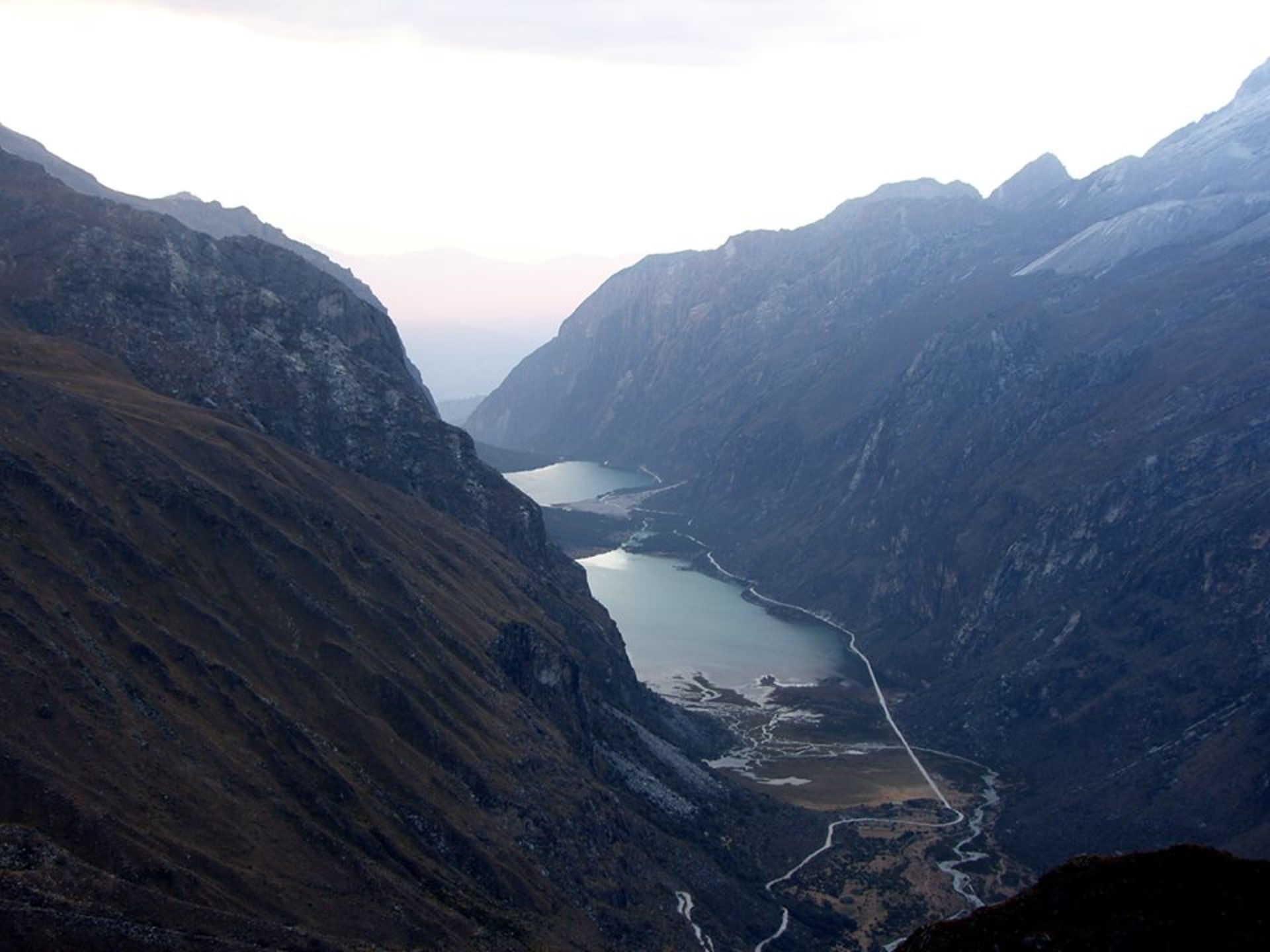 Jezera Llanganuco, základní tábor Expedice Peru 1970 se nacházel mezi nimi.
