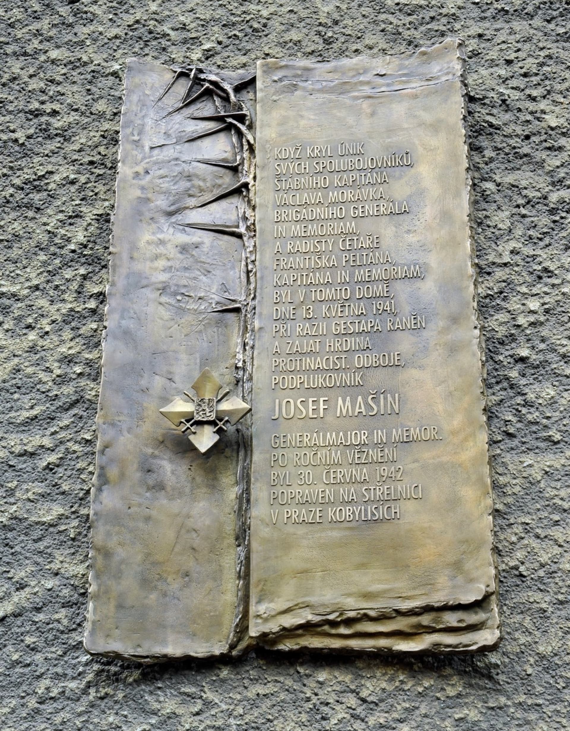Pamětní deska odbojové skupiny Tři králové na domě v Čiklově ulici v Praze 4, kde byl Josef Mašín starší zatčen gestapem