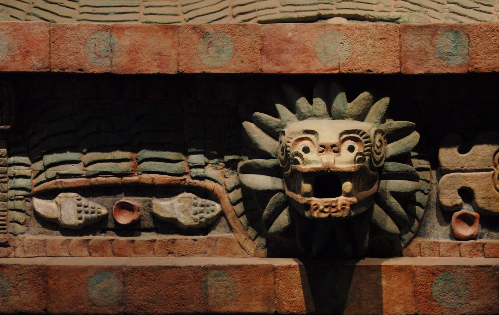 Pyramida opeřeného hada, antropologické muzeum, Mexico City