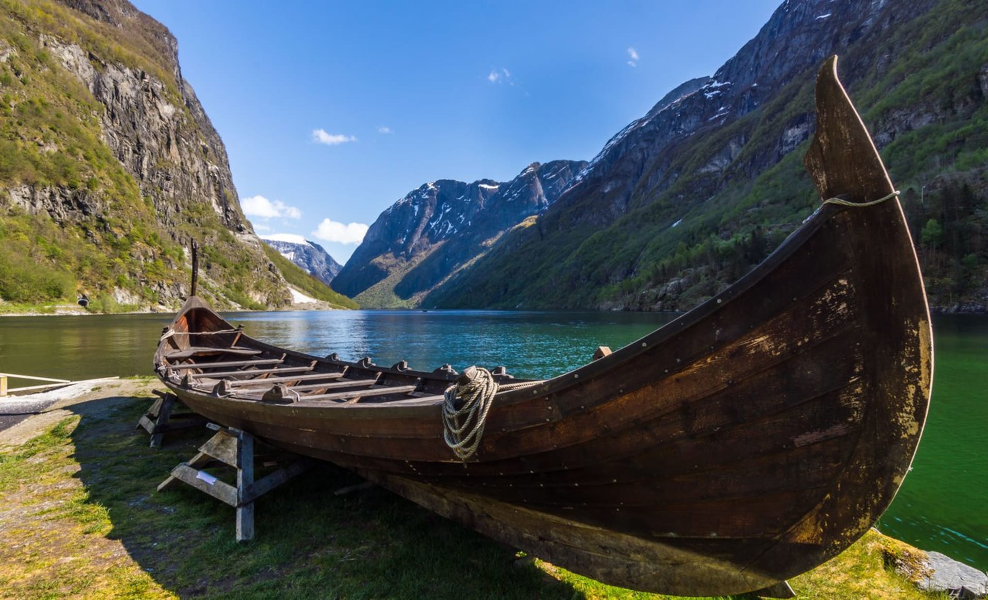 Vikinská obchodní loď v norském fjordu