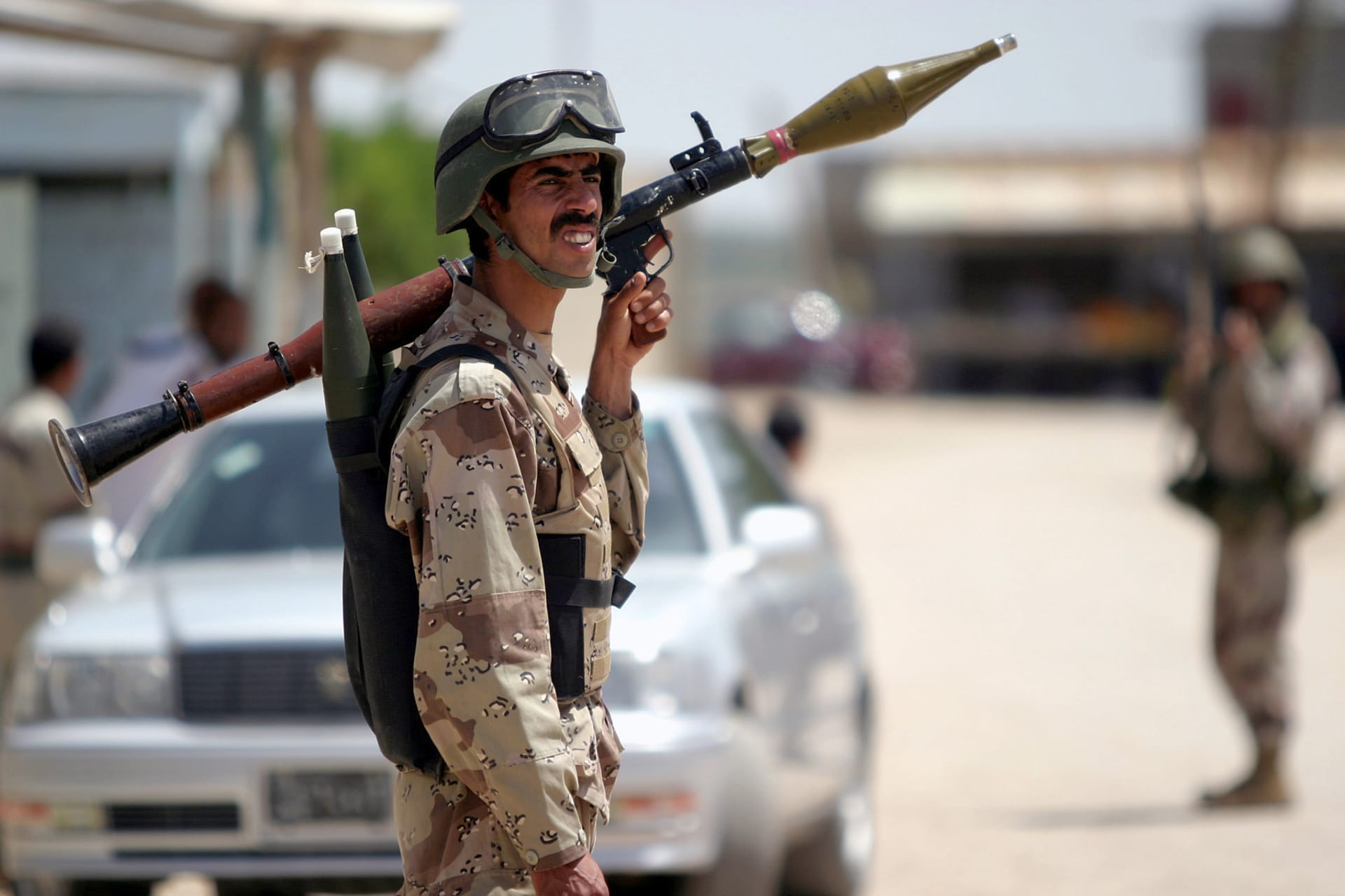 Pancéřovka RPG-7 nikdy nezastará - zde v roce 2005 v rukou iráckého policisty