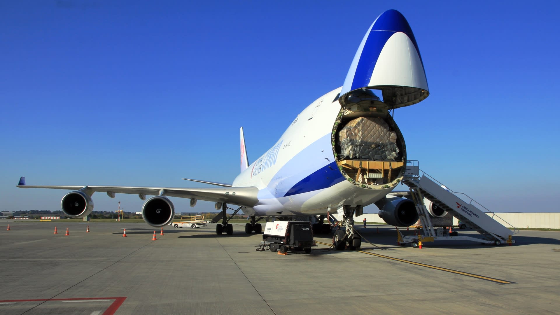 Nákladní Boeing 747-400F během nakládky zboží na Letišti Václava Havla Praha