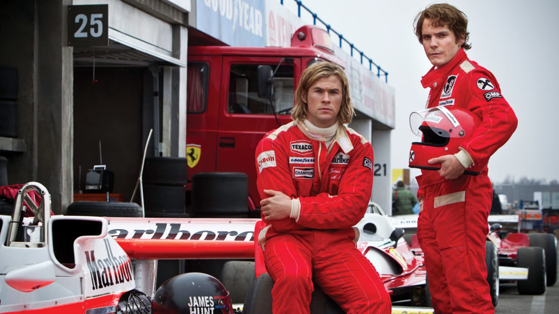Z filmu Rivalové - zleva James Hunt (Chris Hemsworth) a Niki Lauda (Daniel Brühl)