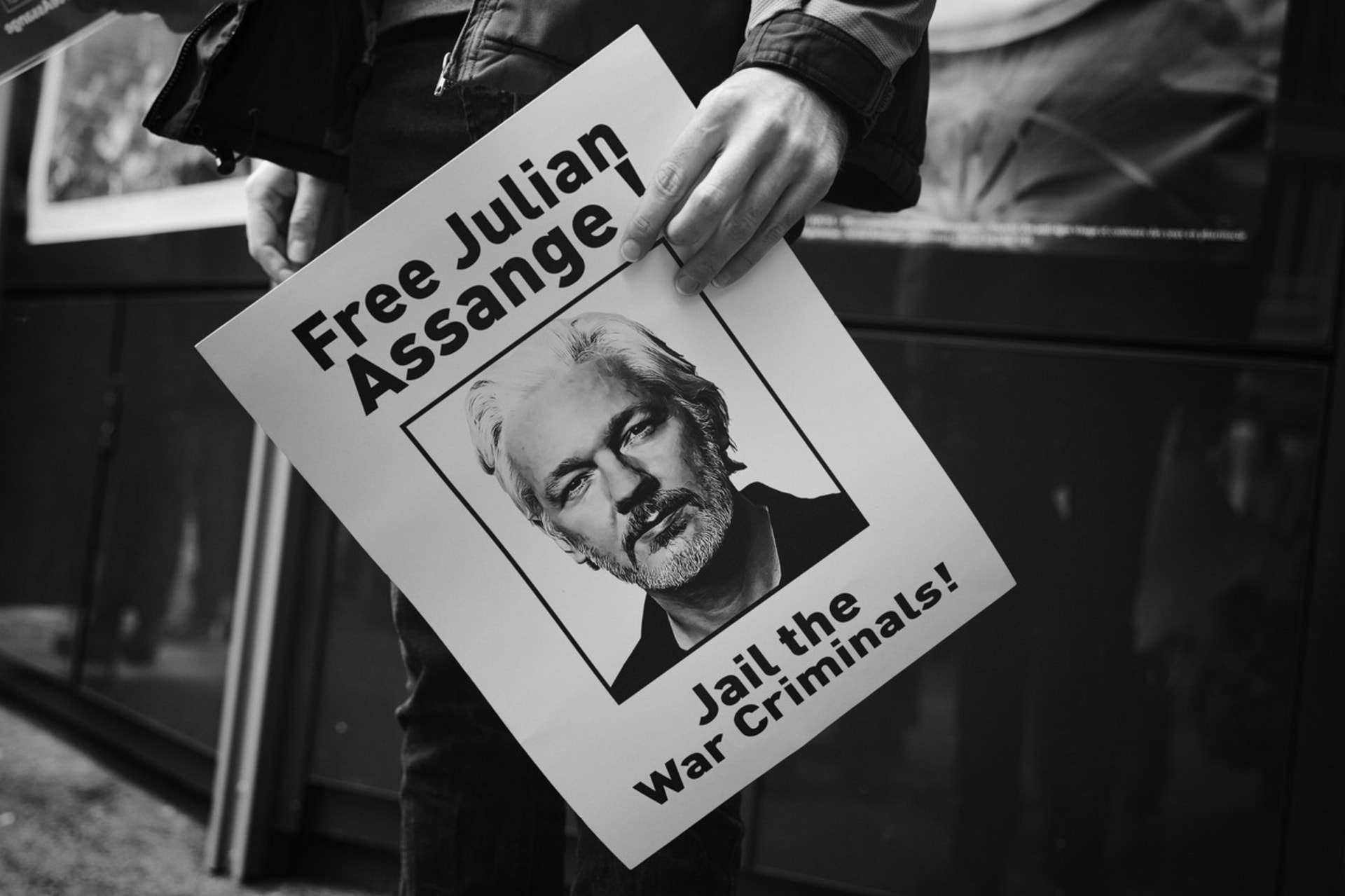 Někdo Juliana Assange podporuje, jiní nabádají k jeho smrti