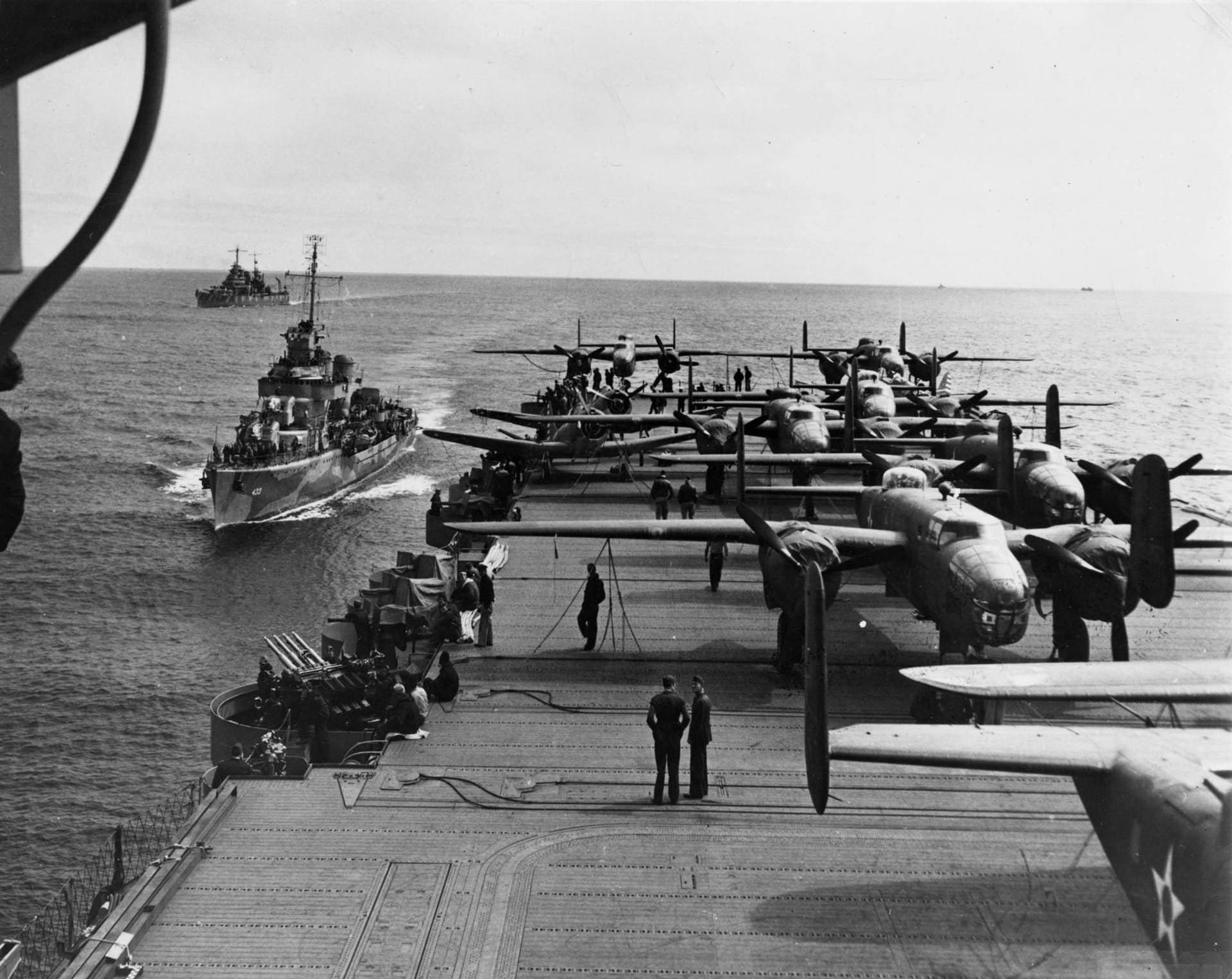 USS Hornet při náletu na Tokio