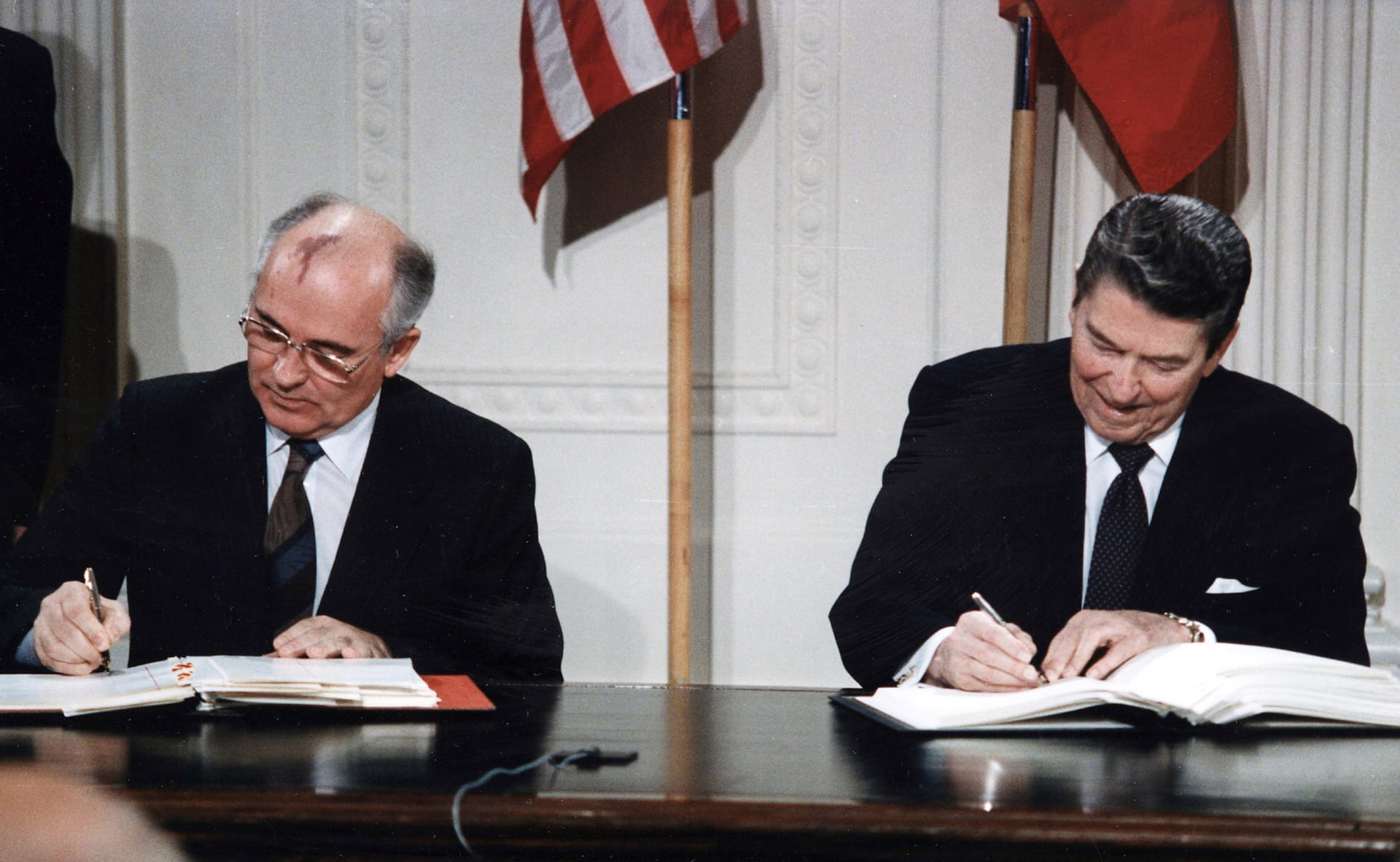 Ronald Reagan a Michail Gorbačov v roce 1987 podepisují smlouvu INF.