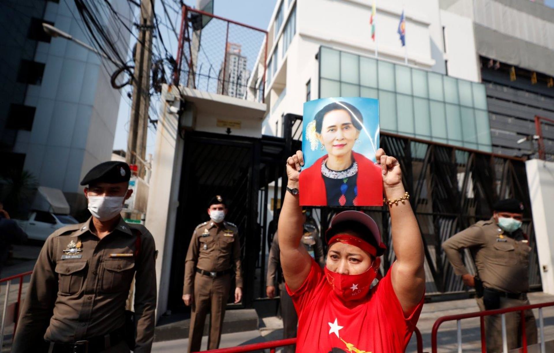 Barmánka žijící v Thajsku drží portrét Aun Schan Su Ťij