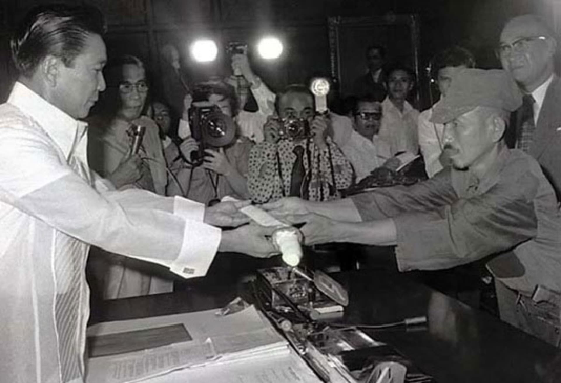 Hiró Onoda se nakonec vzdal osobně filipínskému prezidentovi Marcosovi 11. března 1974
