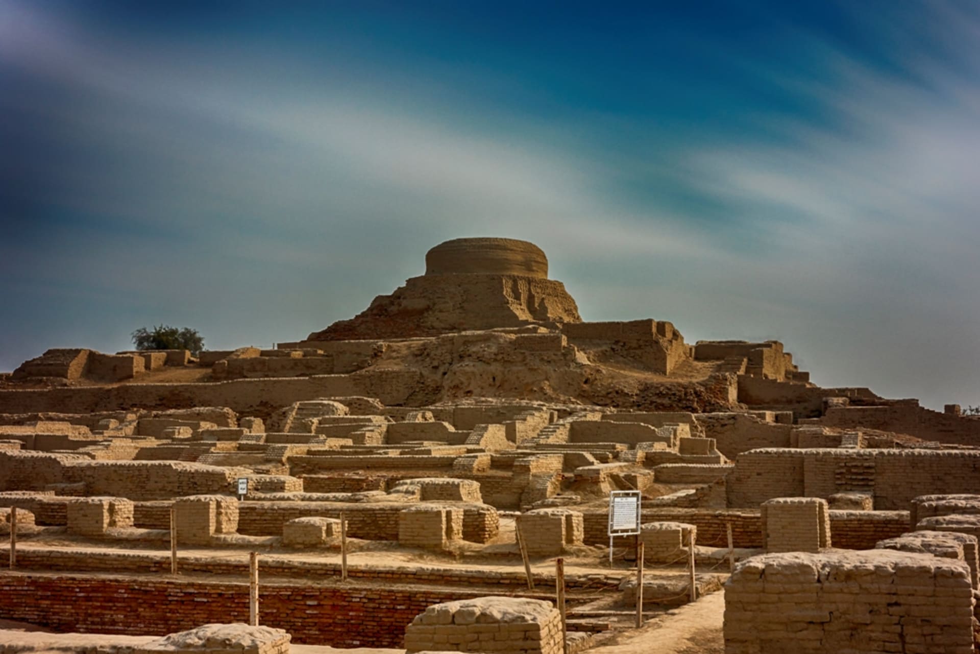 Ruiny Mohendžodára. Zničila Harappská kultura sama sebe jadernými zbraněmi?
