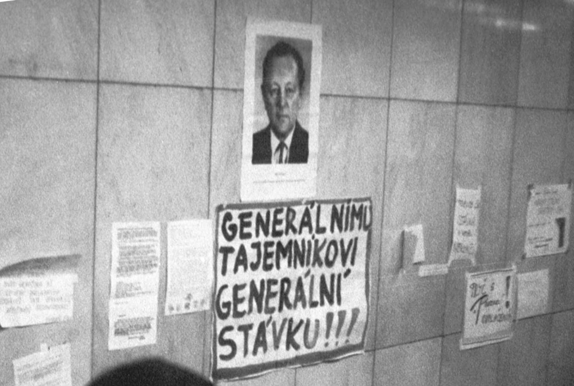Praha 1989 a portrét Miloše Jakeše doplněný o slogan vyzývající ke generální stávce