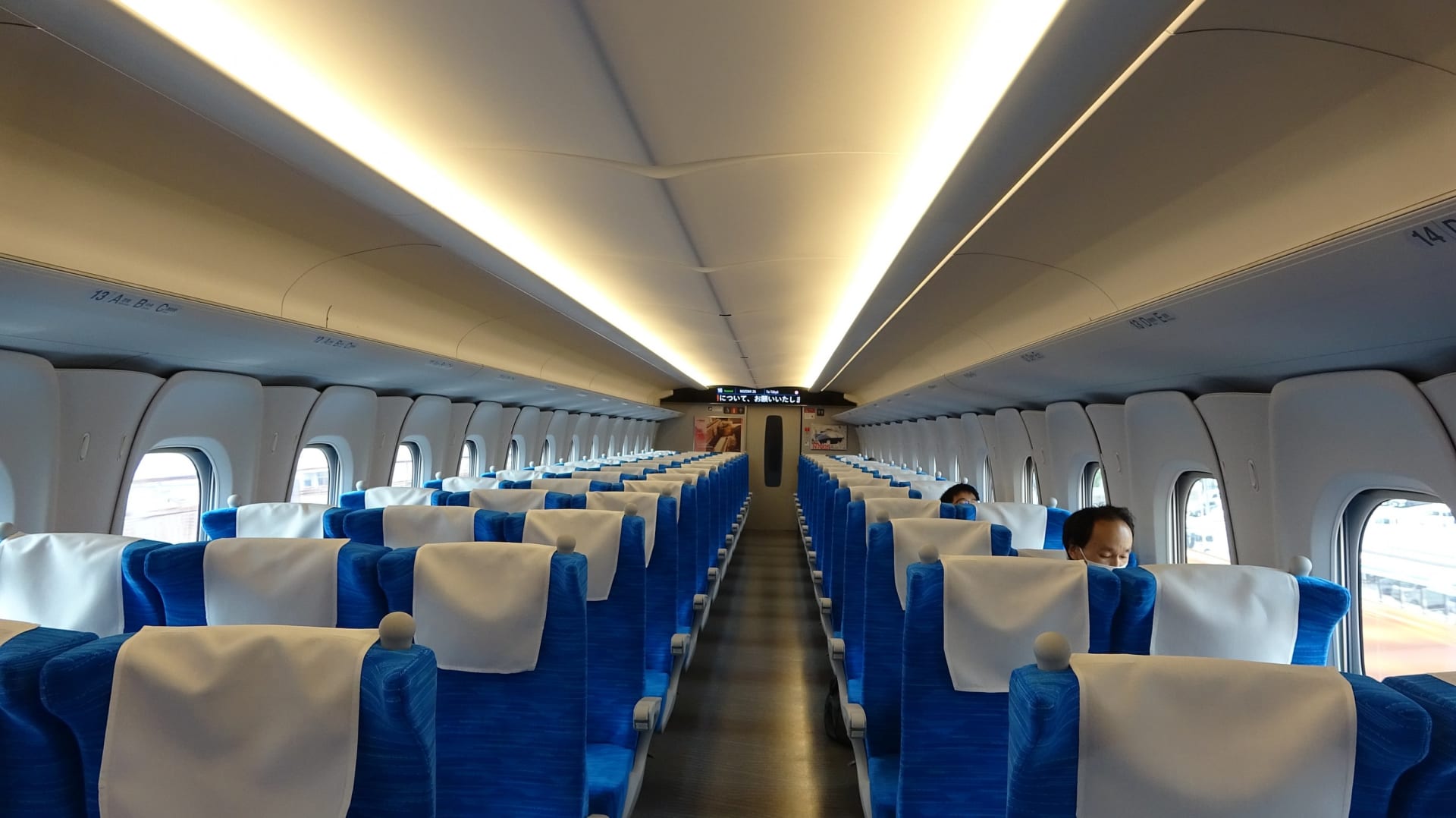 Uspořádání sedadel v interiéru, souprava může mít až 15 vagónů