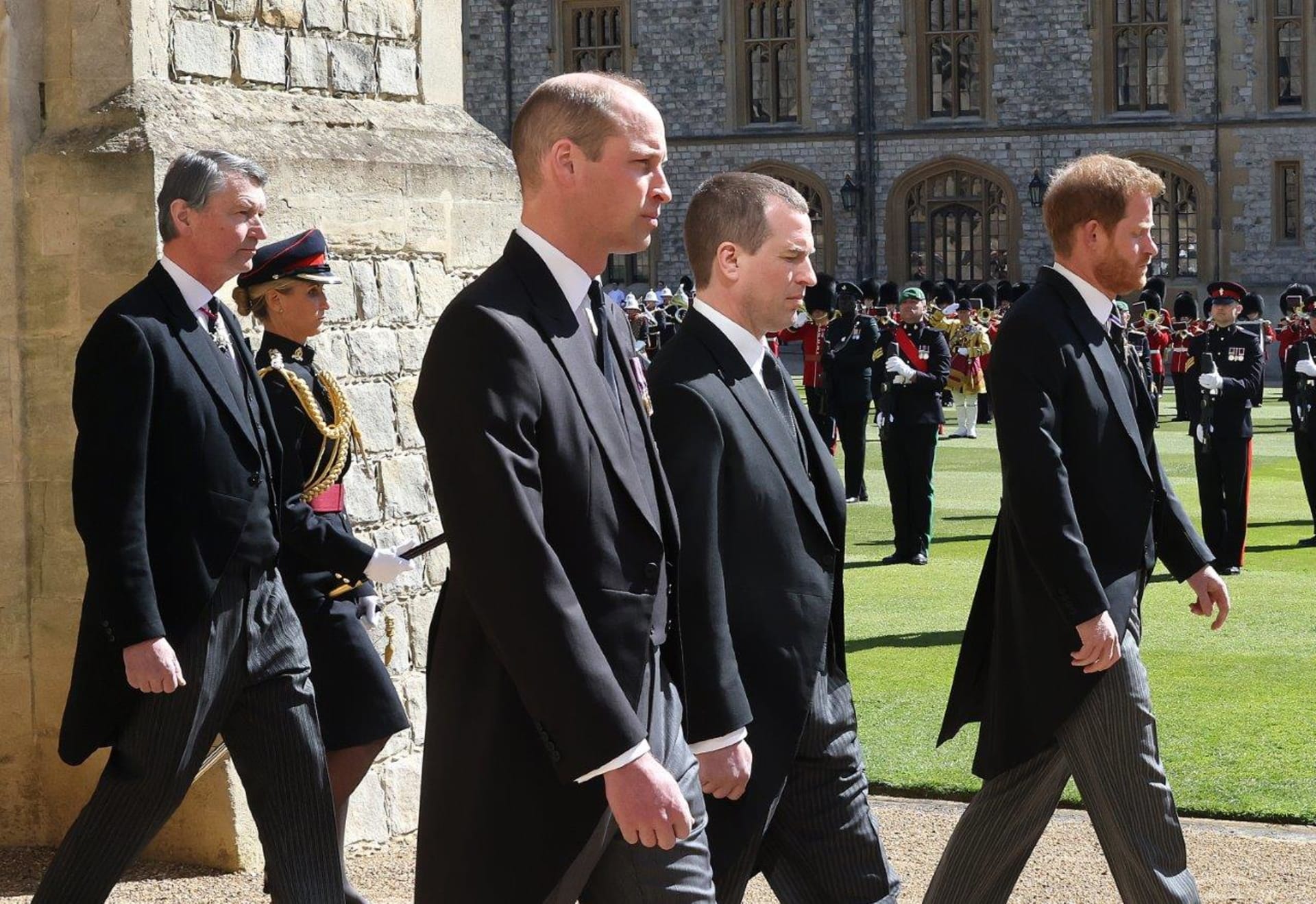 Harry (vpravo) a William (třetí zprava) na pohřbu prince Philipa
