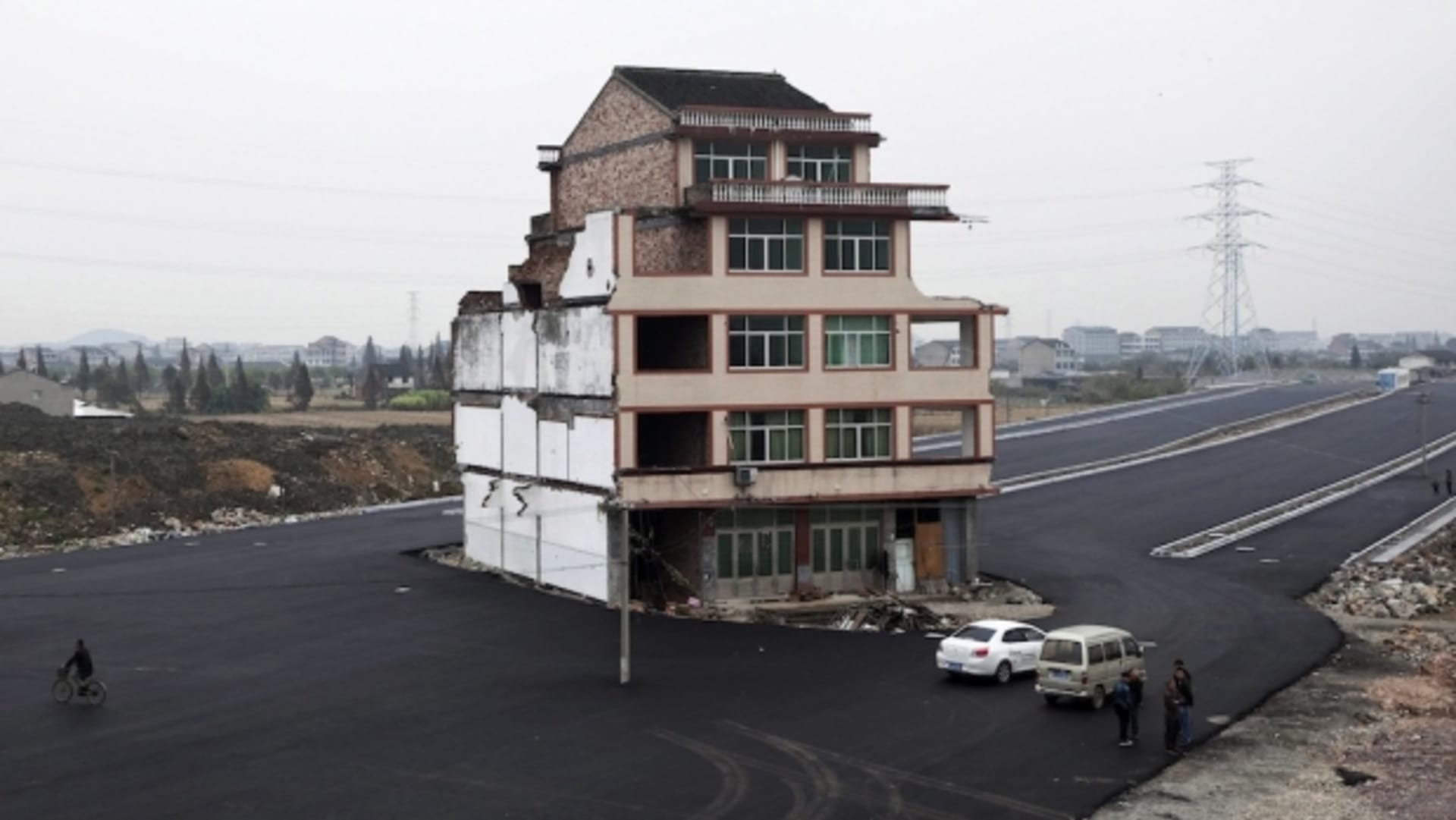 Domy-nehty v Číně: tenhle zůstal uprostřed silnice