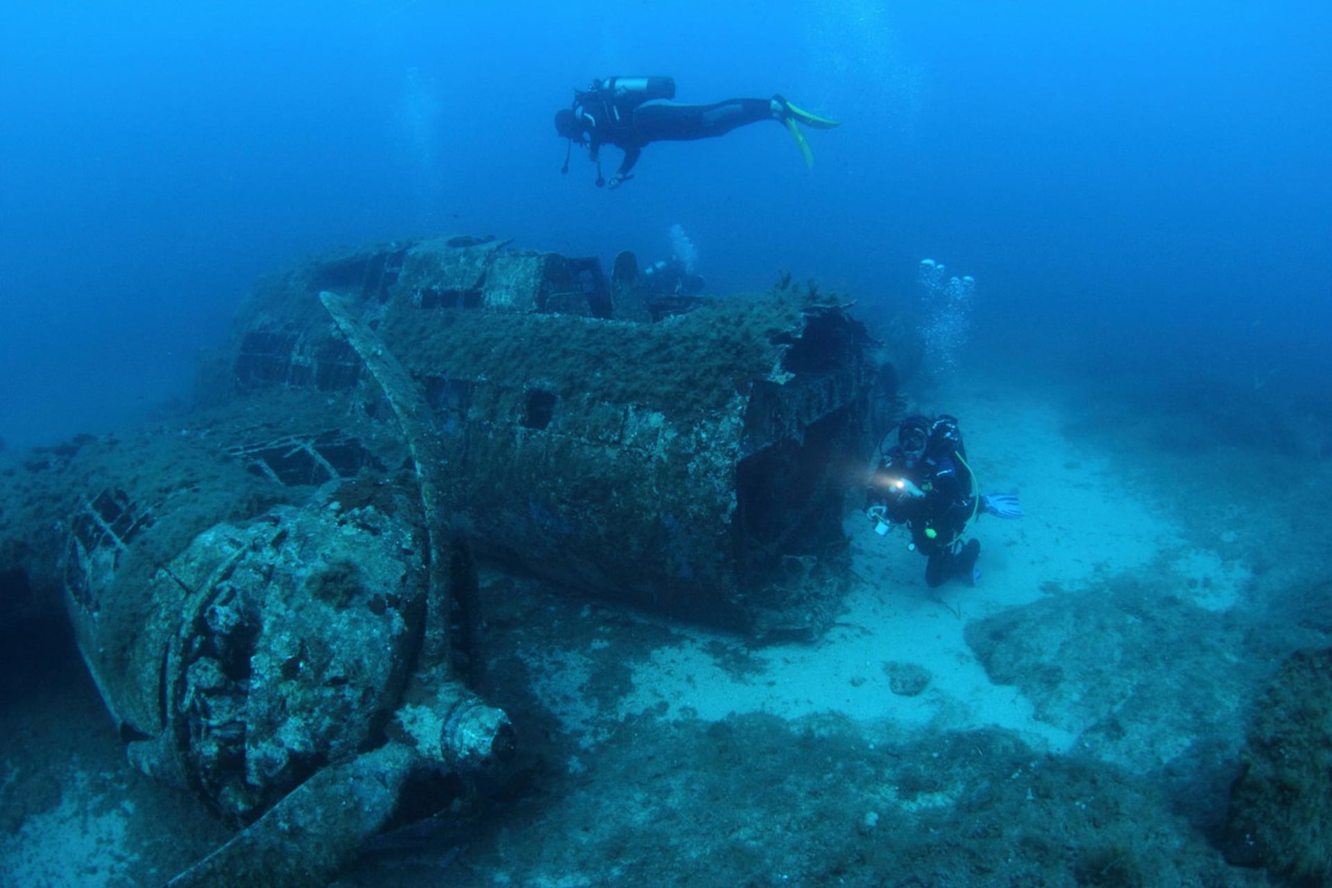 Potápěči u sestřeleného bombardéru B-17
